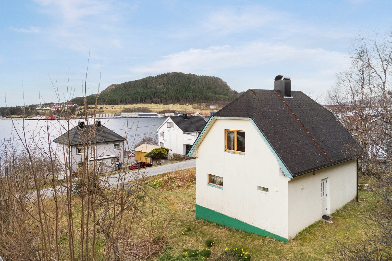 Ytterveggene er av betong- eller murkonstruksjon, hvor fasaden er pusset. Galleribilde