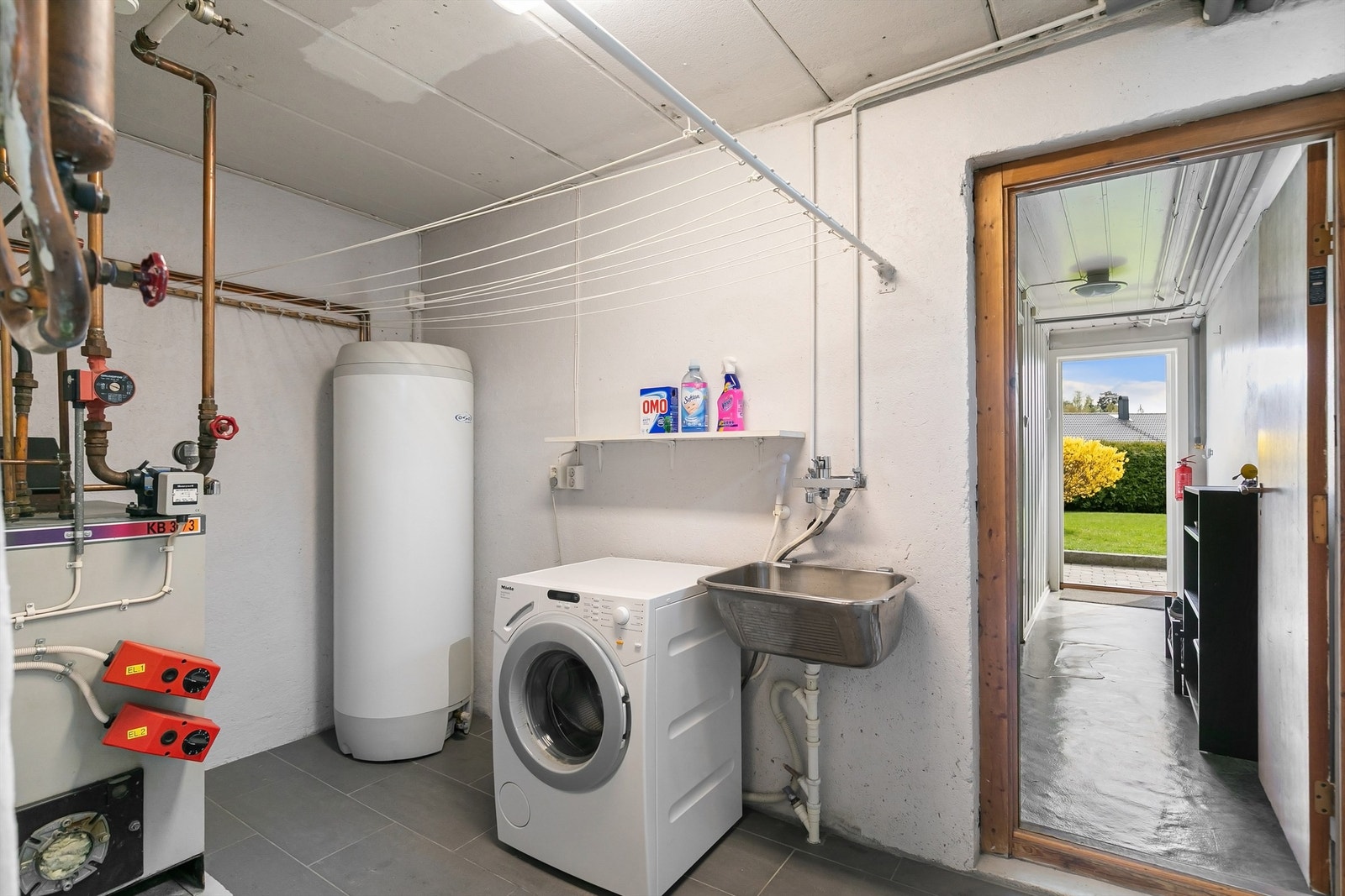 Vaskerom med dør mellom hoveddel og hybel. 300 liters varmtvannsbereder fra 2012 Galleribilde