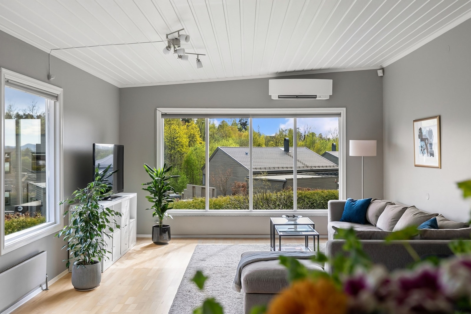 Elektrisk oppvarming via radiatorer tilkoblet elektrokjele. Varmepumpe og peis i stue. Elektrisk gulvvarme på alle 3 baderom, entrè og kjellerstue Galleribilde