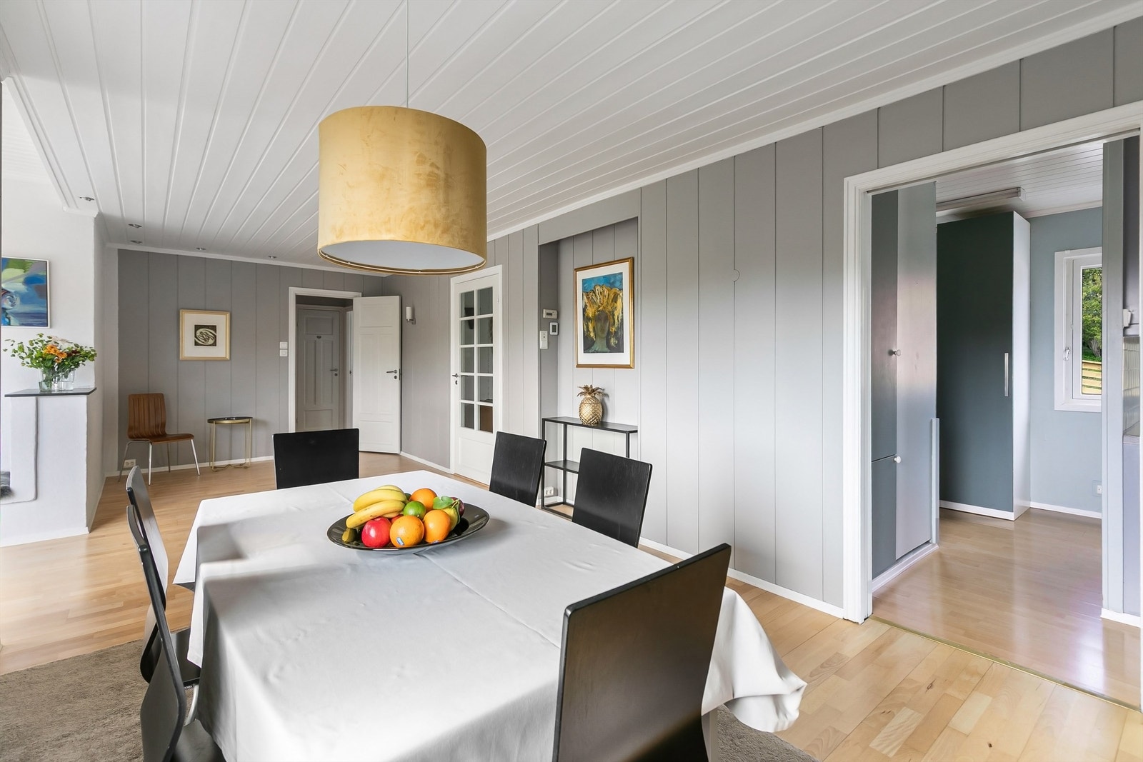 Stor spisestue med dels åpen løsning mot hovedstuen. Fra spisestuen er det direkte adkomst til kjøkkenet Galleribilde