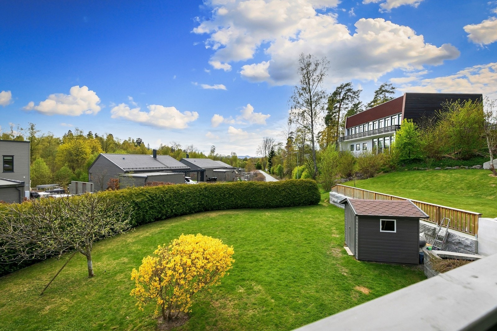 Eiendommen ligger rolig og barnevennlig til i blindvei. Området er meget sentralt hvor det bor mange familier med barn i alle aldre Galleribilde