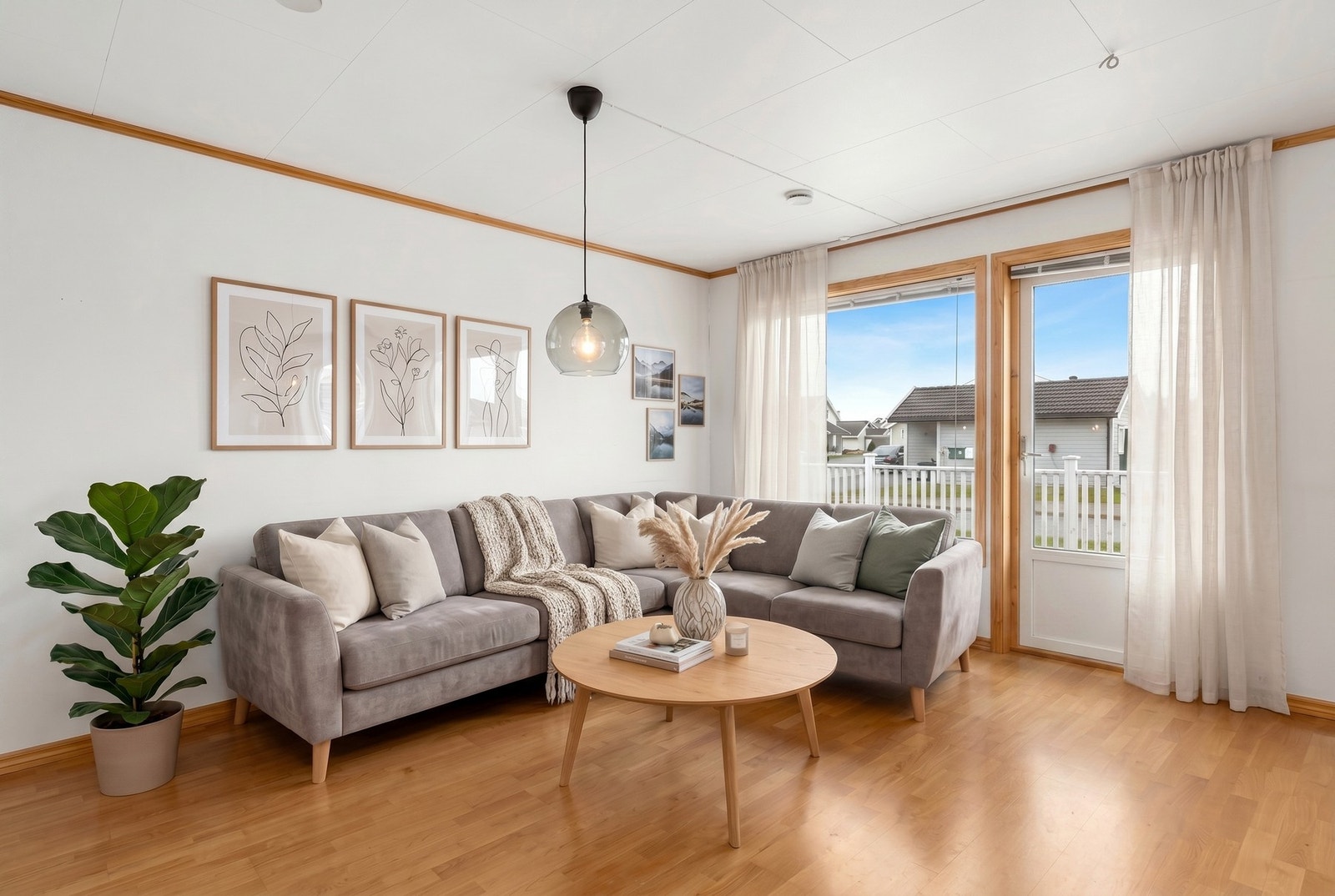 En lys og innbydende stue med utgang til stor terrasse. (Digital møblert) Galleribilde