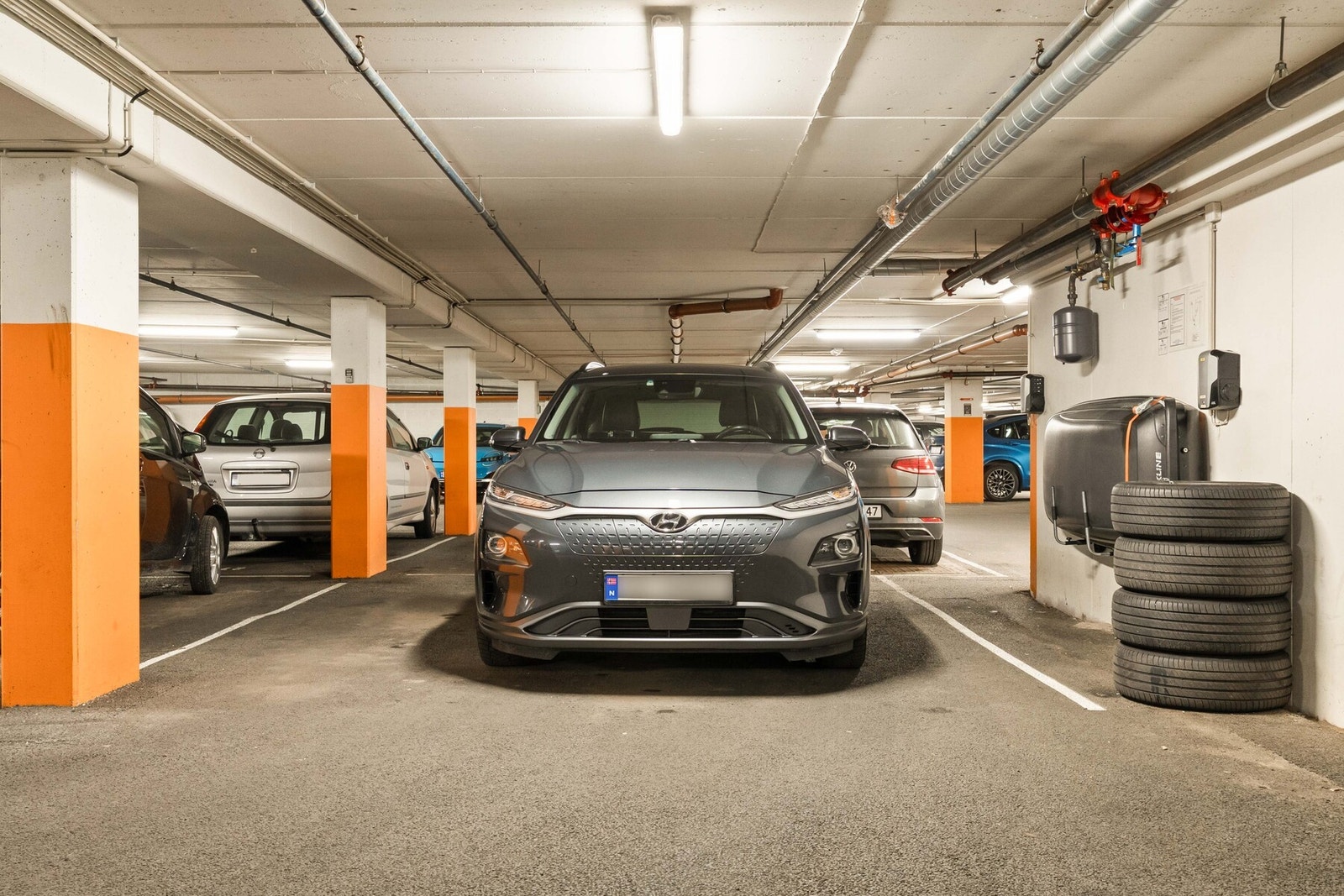 Romslig garasjeplass med elbillader Galleribilde