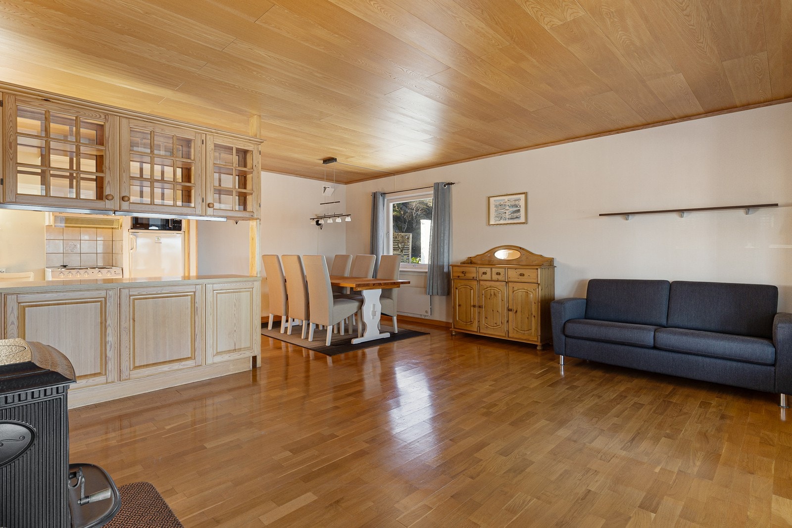 Med åpen stue / kjøkken løsning er det perfekt med spisestue i hjørnet av stua. Helt ypperlig for sosiale sammenkomster. Galleribilde