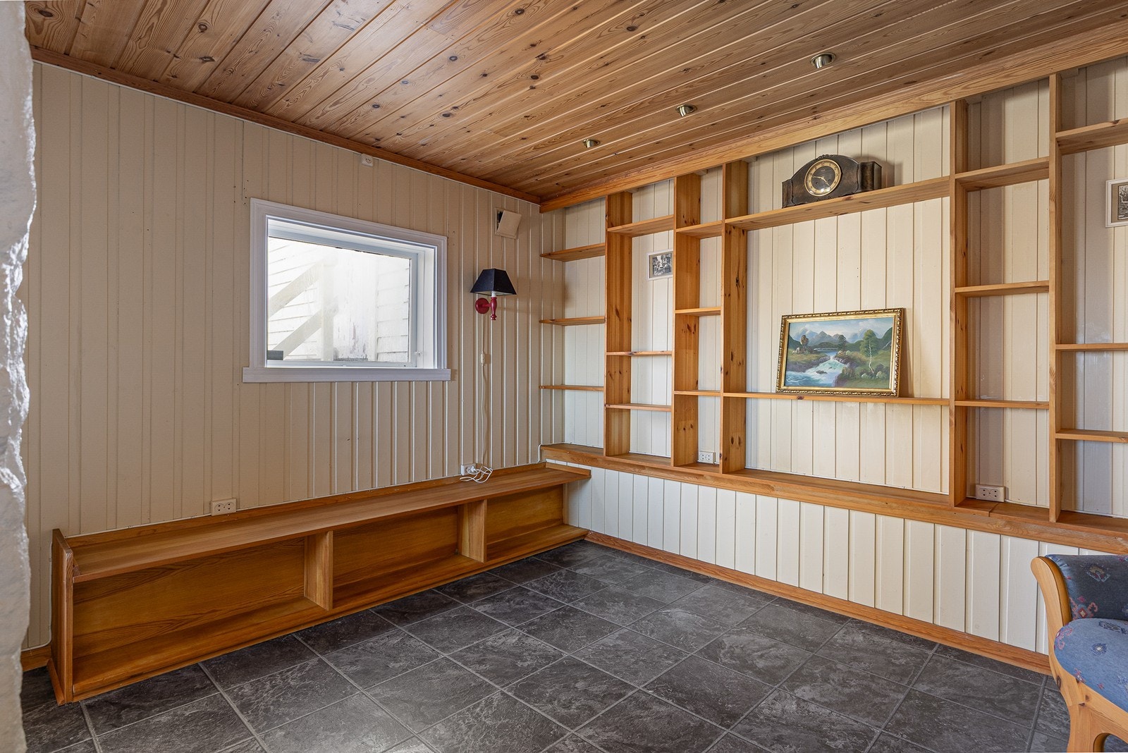 Kjellerstuen har rom bak buer i mur som kan brukes til så mangt. Galleribilde