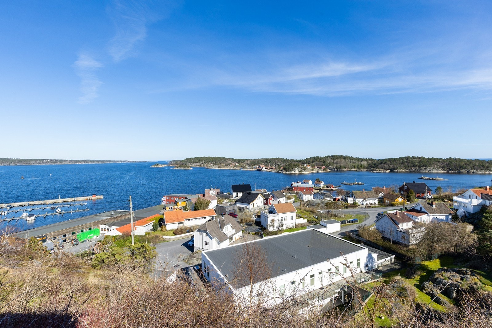 Dagens eier hadde mange planer for foran boligen. Blant annet veranda, eller fylle igjen tomten for en større hage. Galleribilde