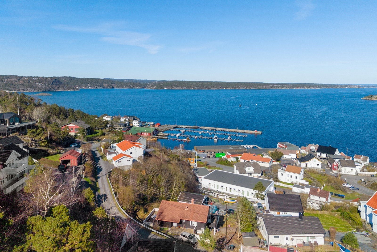 Beliggenheten til boligen er upåklagelig, og byr på ekte sørlandsidyll. Galleribilde