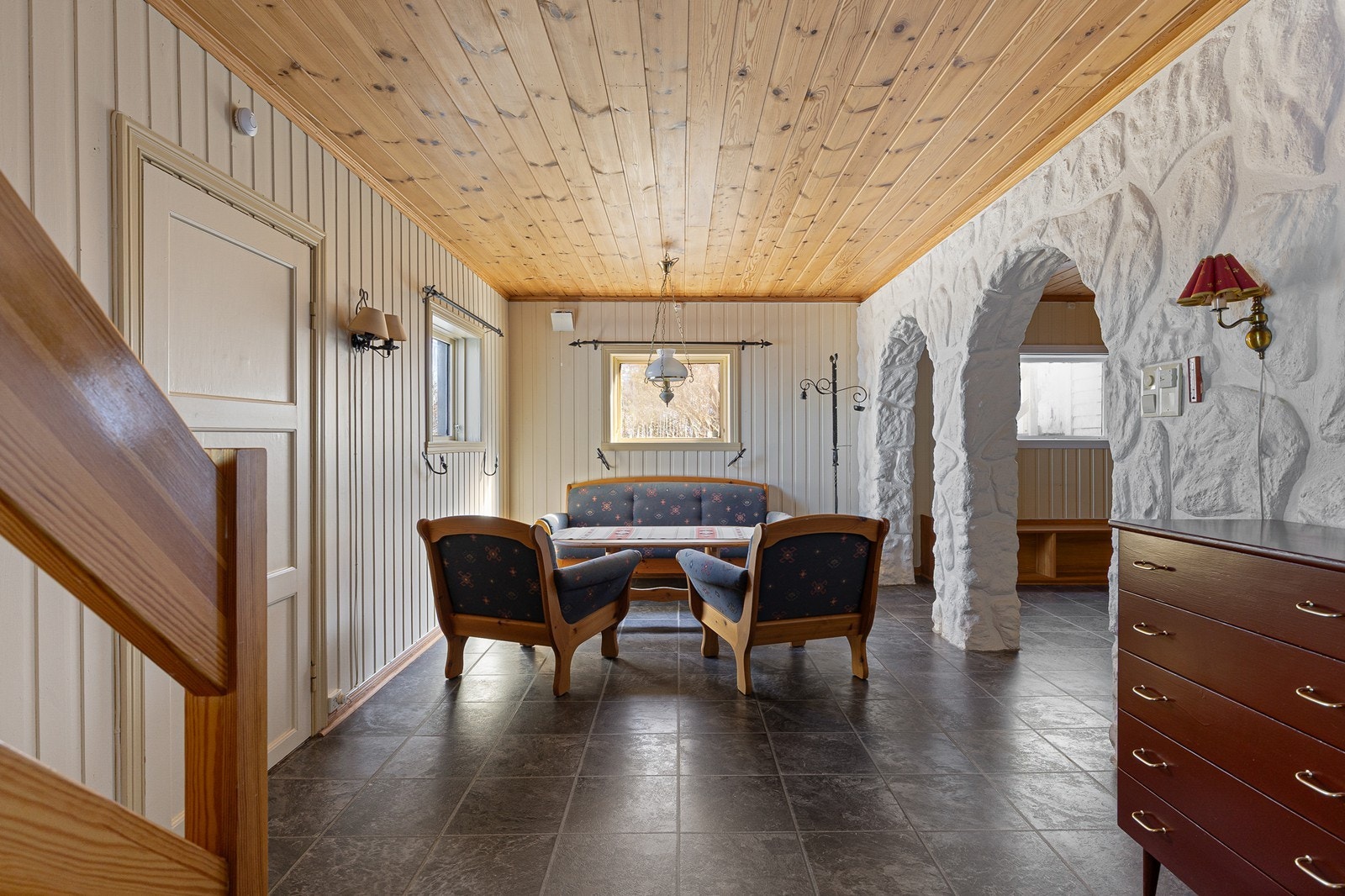Koselig kjellerstue med god plass til salong. Perfekt for besøk eller ungdommen i huset. Galleribilde