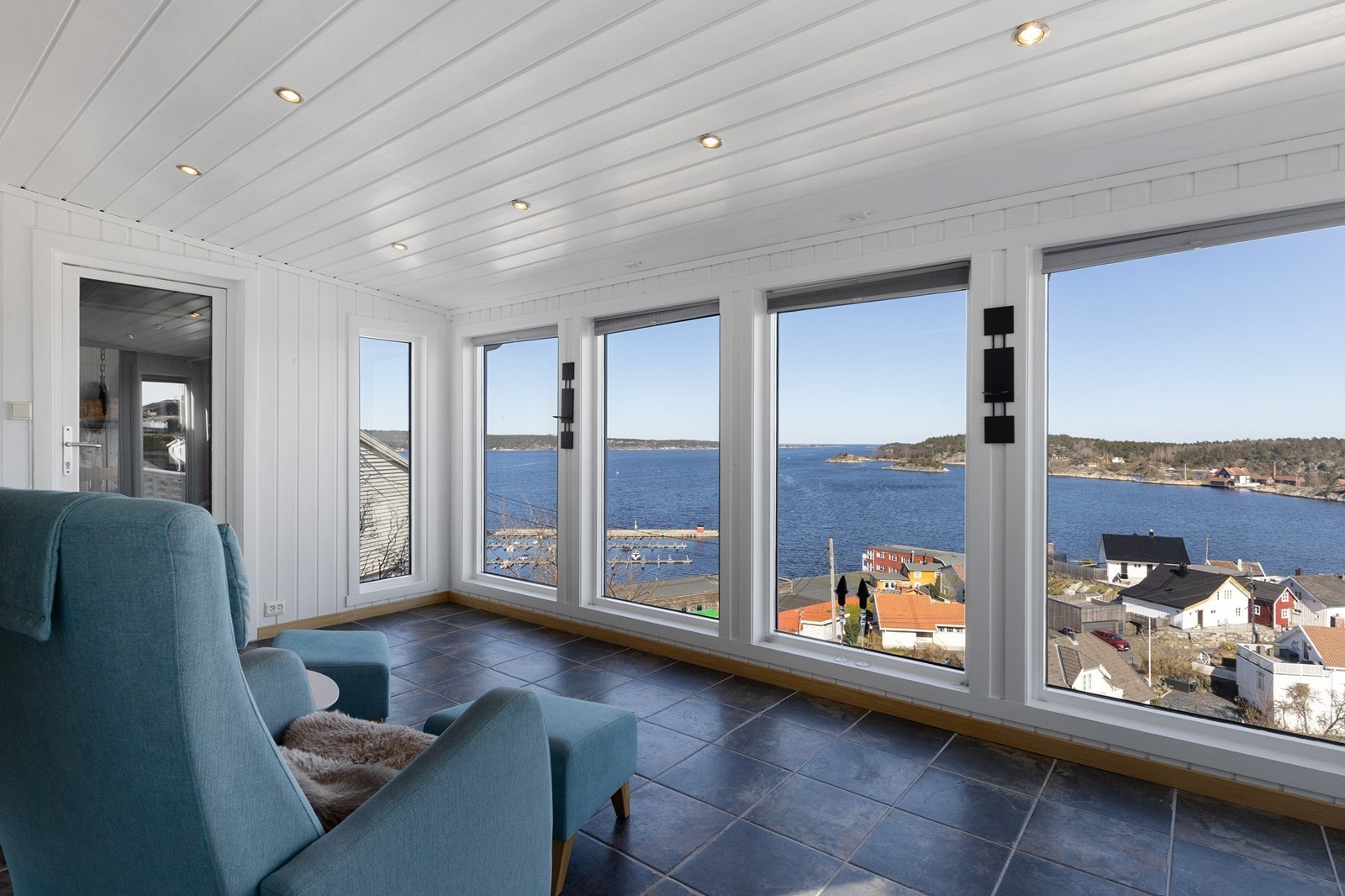 Boligen har en fantastisk utsikt over havet. Her kan man nyte sjøen uansett vær og vind. Galleribilde