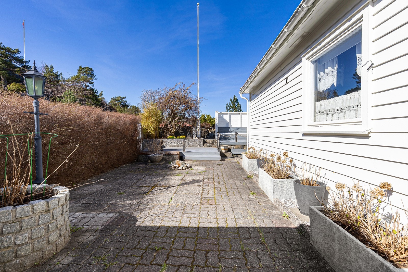 Uteområde med belegningsstein for kveldssolen. Galleribilde