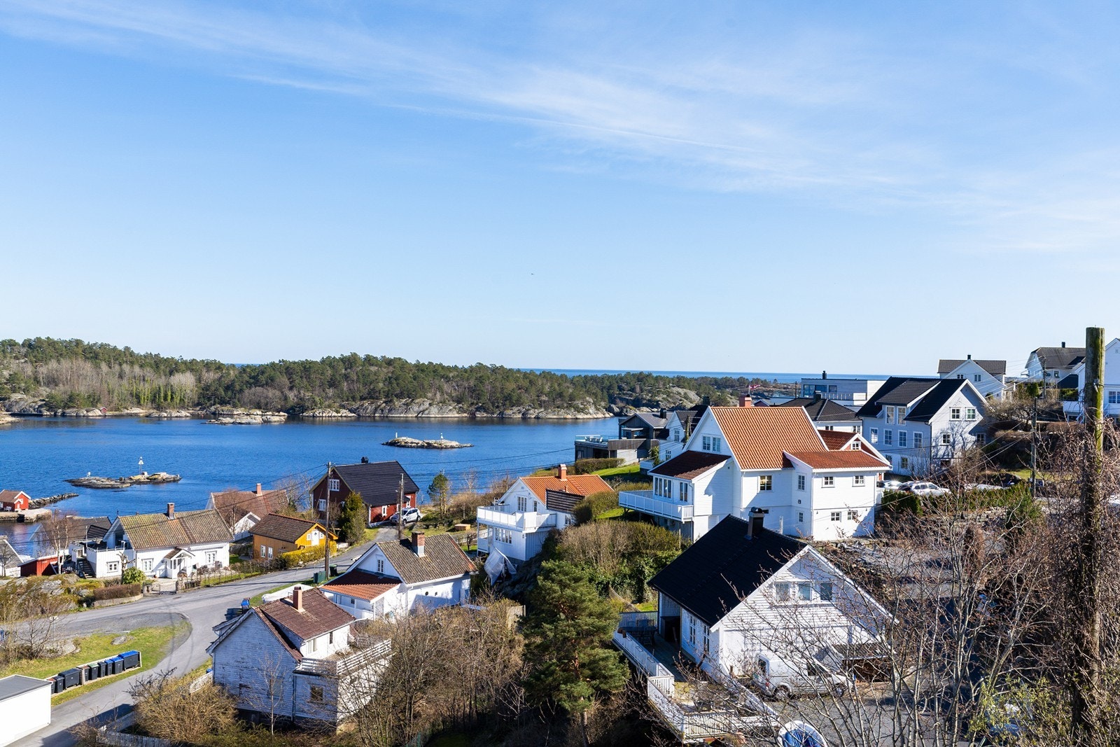 Ønsker man seg inn til Risør sentrum er det en spasertur inn til Solsiden og resten av sentrum sine fasiliteter. Galleribilde