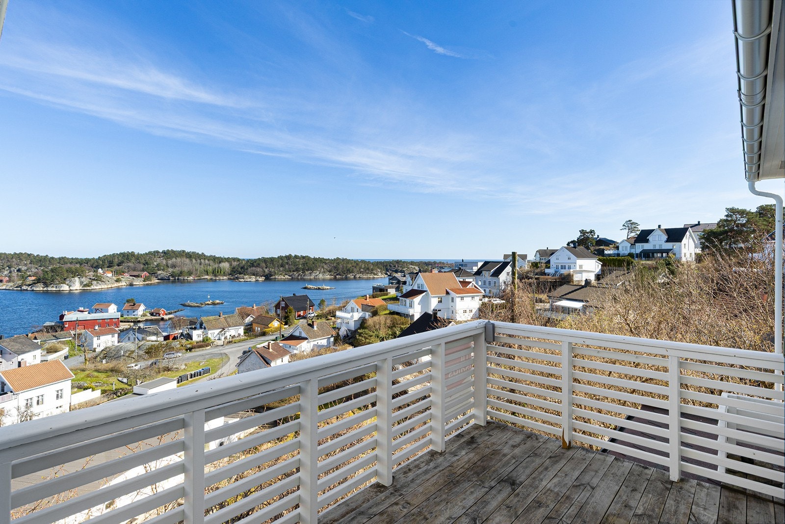 Boligen har en koselig veranda med utgang fra stue man kan nyte omgivelsene i. Galleribilde