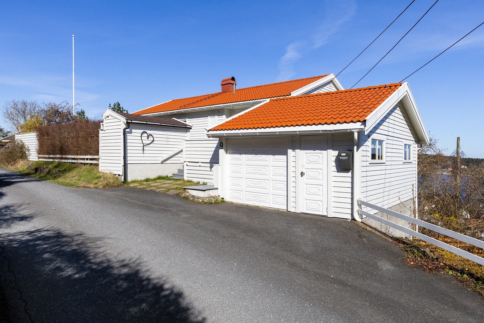 Boligen har en garasje med plass til en bil. Galleribilde