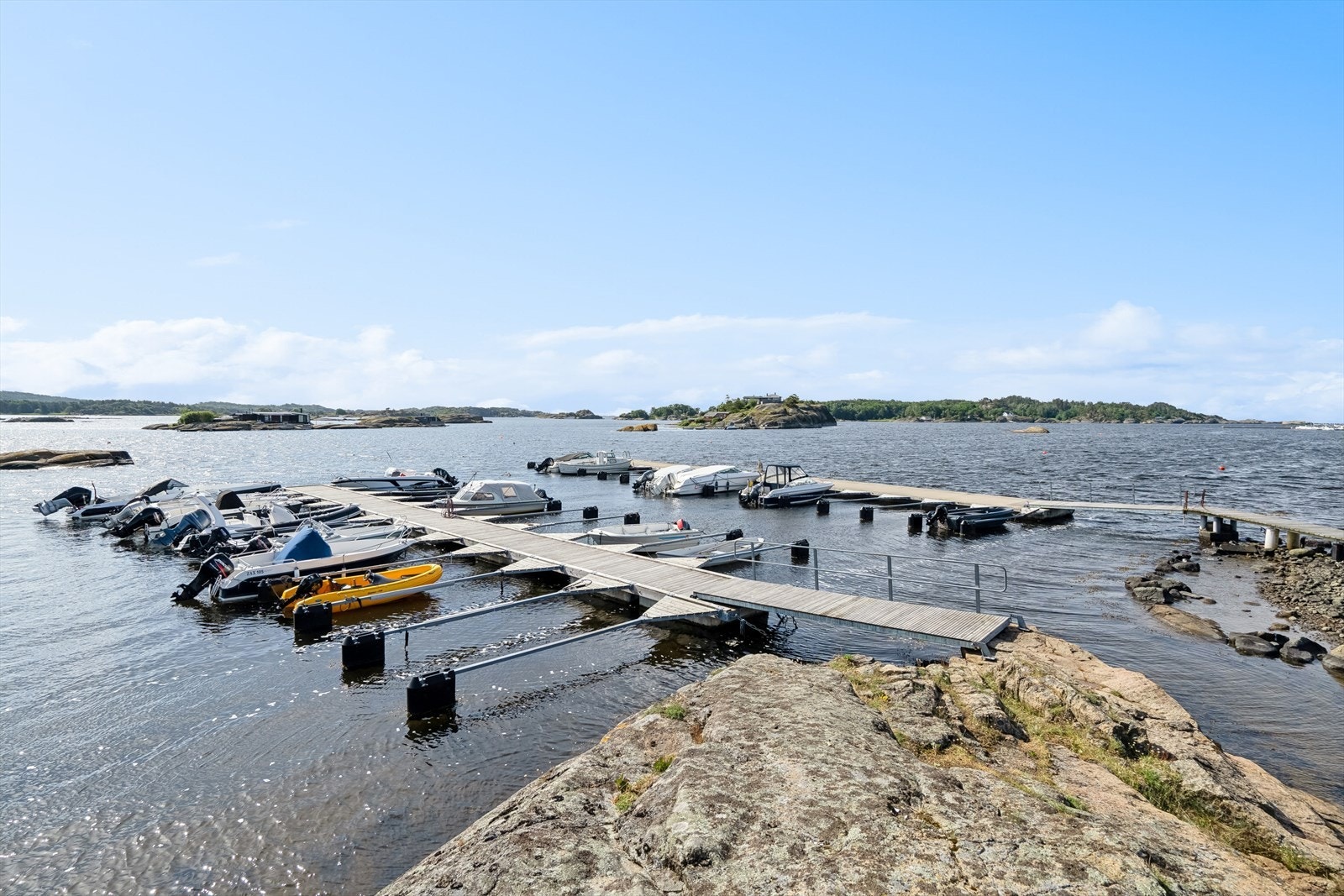 Maritimt miljø på Kaupangstranda. Mulighet for å leie båtplass her nå for sommeren Galleribilde