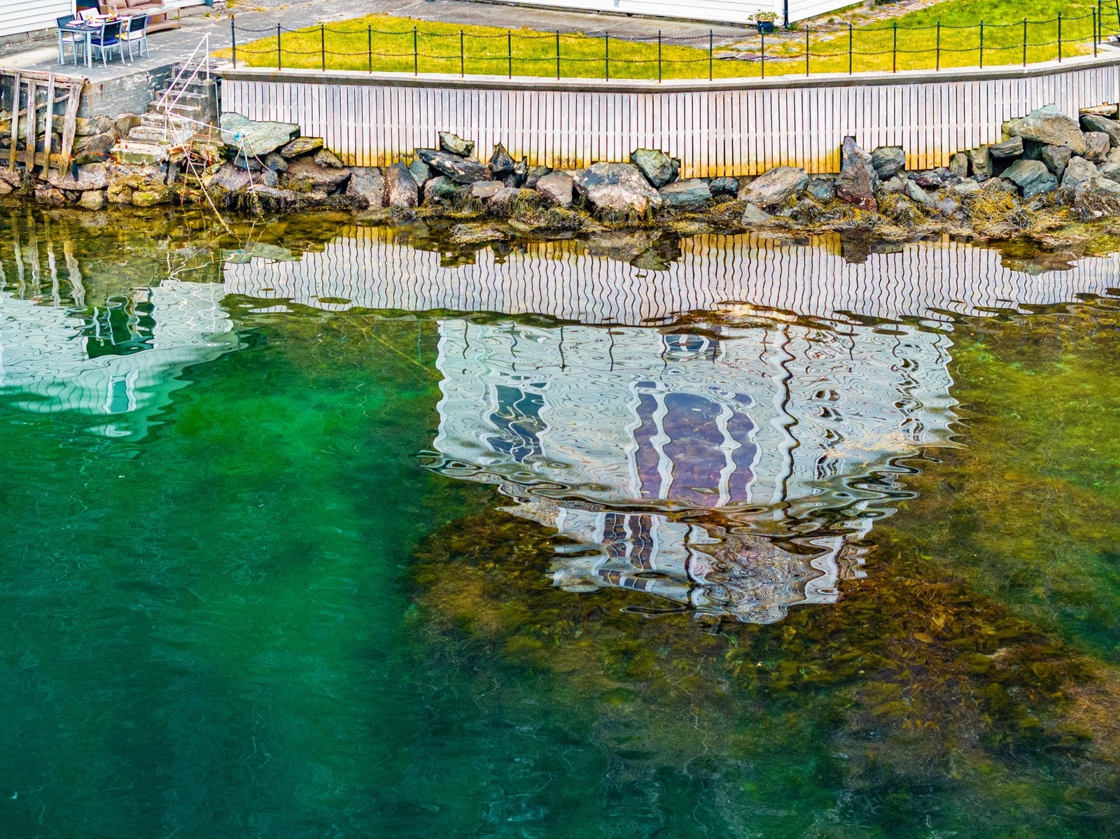 Denne boligen tilbyr en unik kombinasjon av historisk sjarm, moderne bekvemmeligheter og en fantastisk beliggenhet ved sjøen. Galleribilde