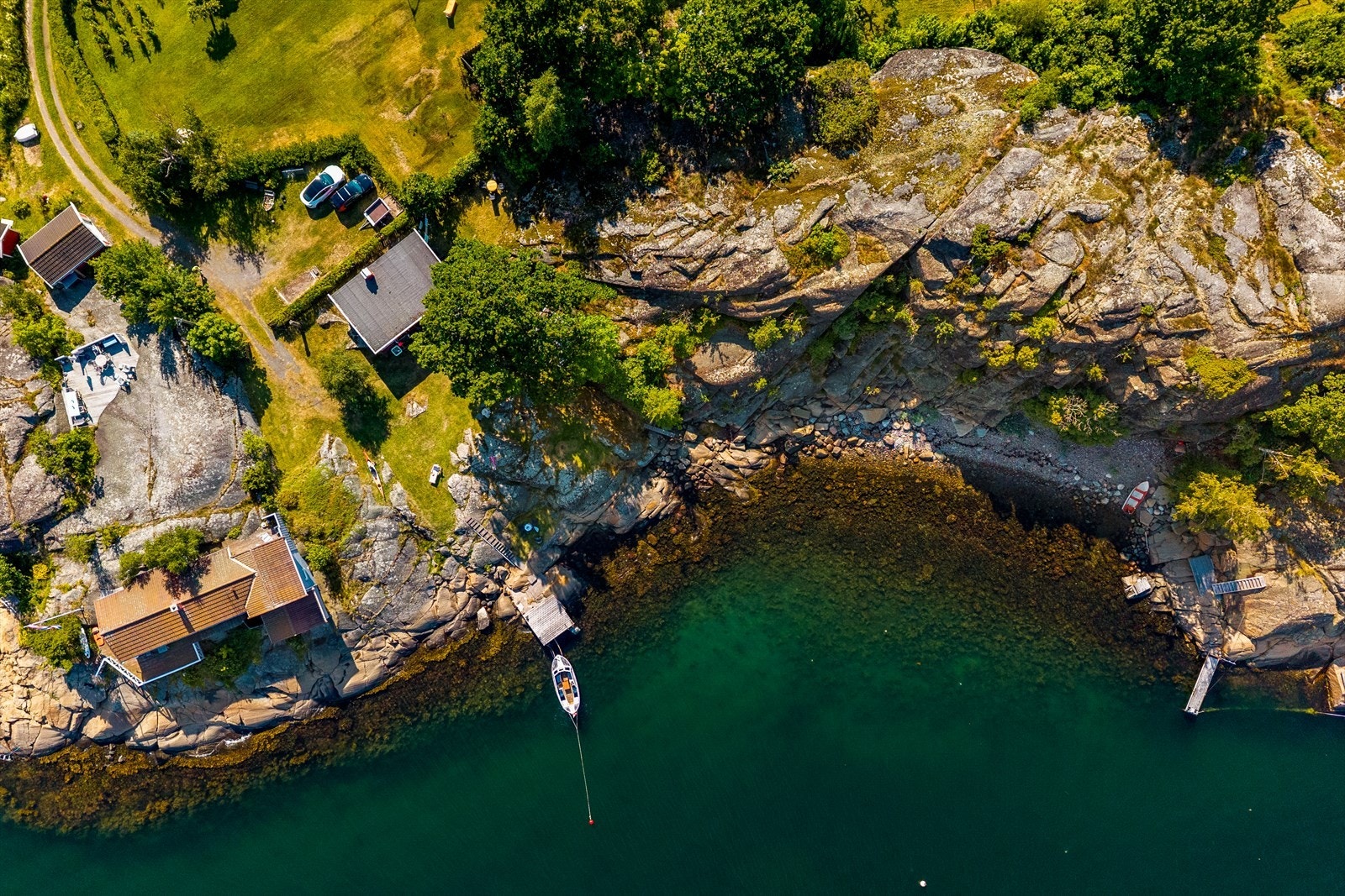 Eiendommen har lang strandlinje, egen brygge og gode bademuligheter. Galleribilde