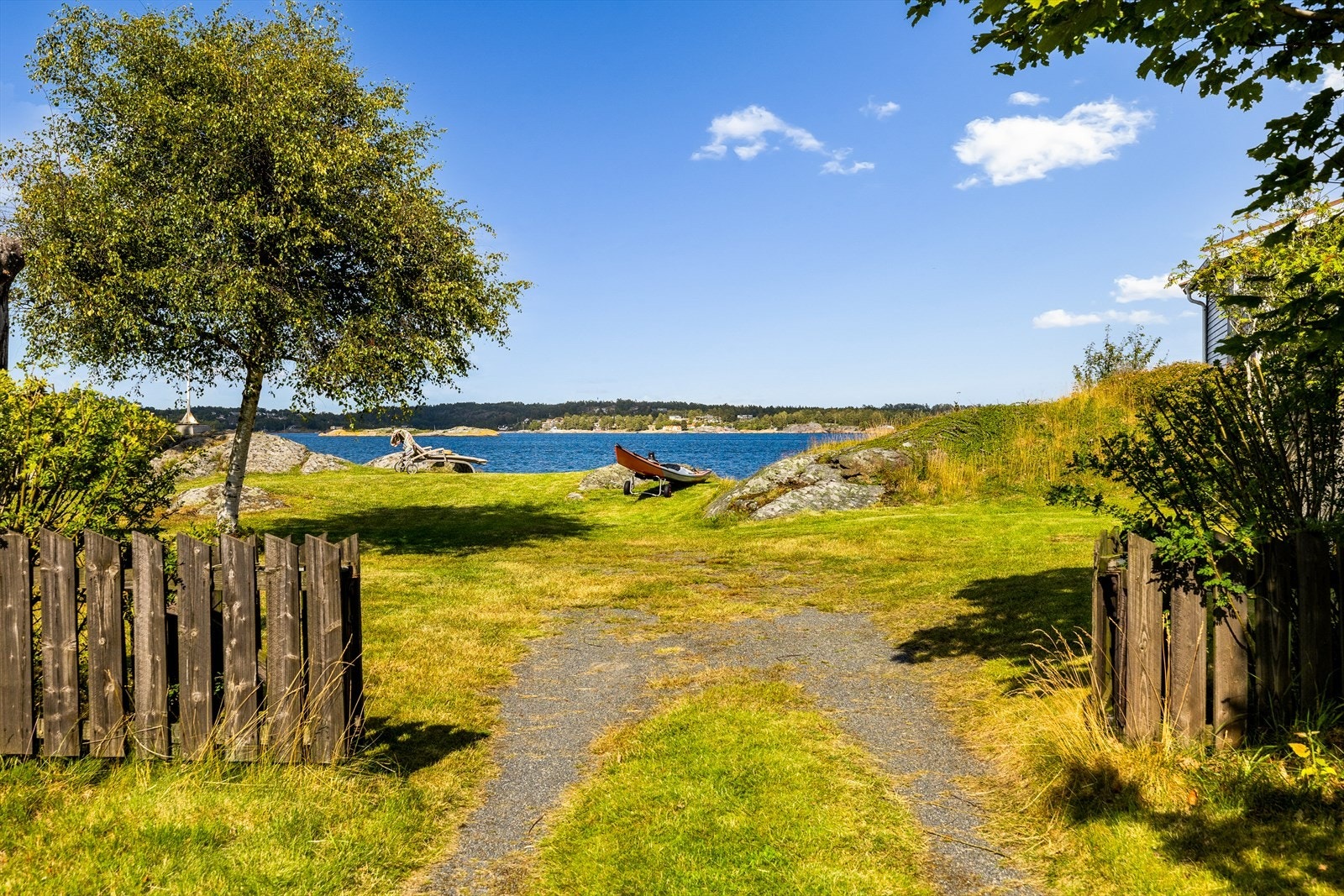 Tomten rammes inn av gjerde og hekk på sydvestsiden. Galleribilde