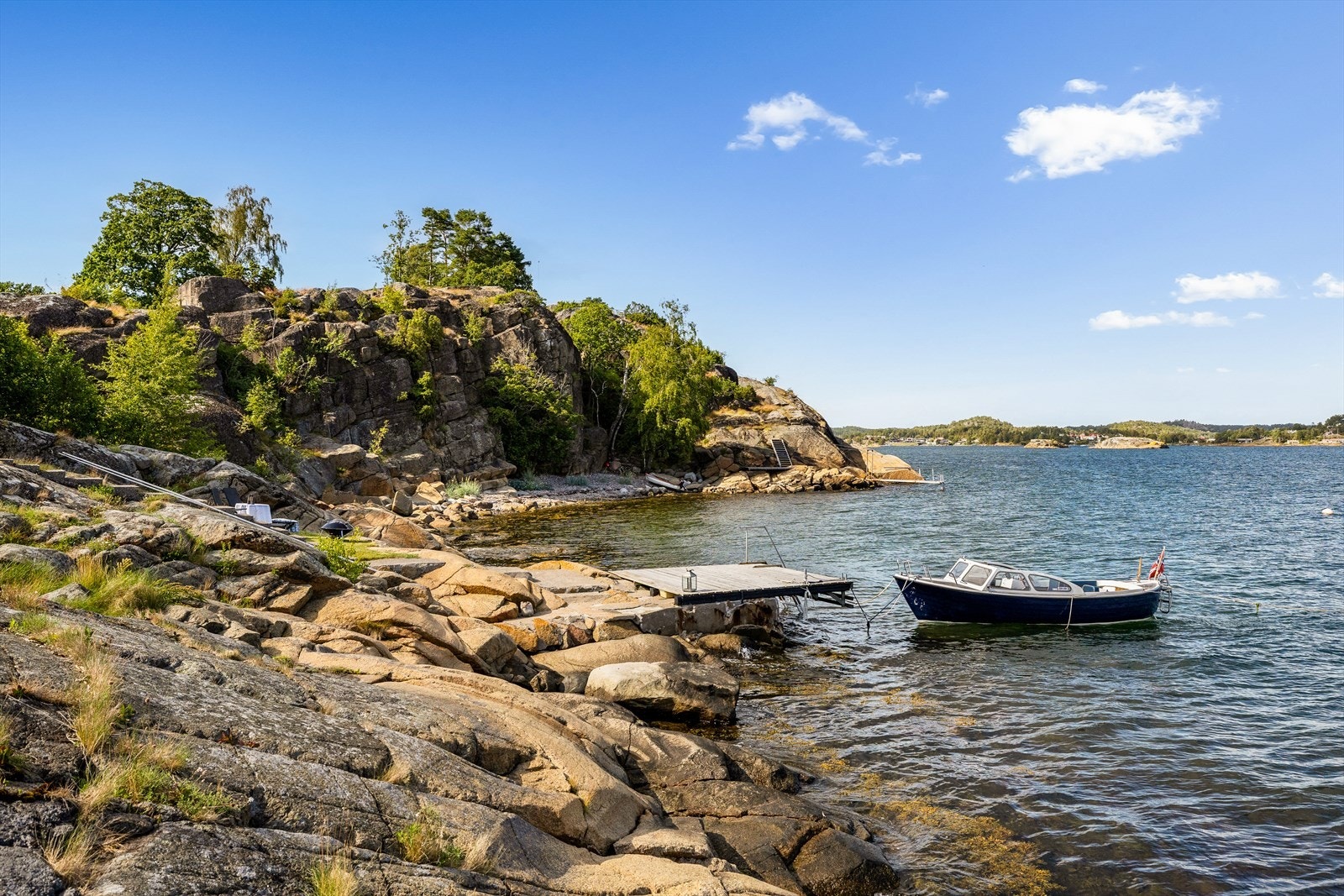 Beliggenheten er idyllisk med lang strandlinje og gode bademuligheter fra egen strand. Galleribilde