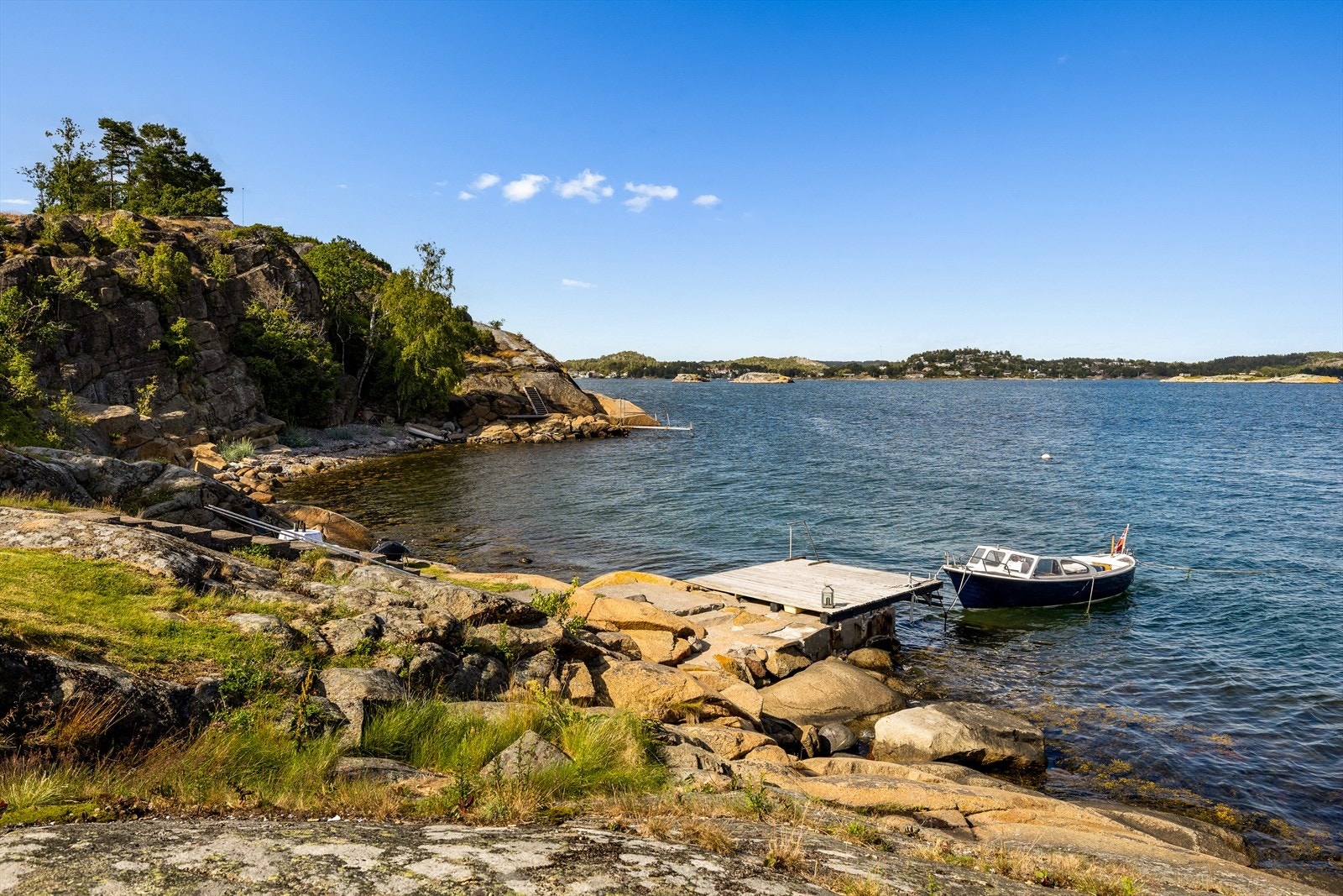 Skjærgården byr på et mangfold av opplevelser, og med egen brygge er det enkelt å utforske de ulike øyene. Galleribilde