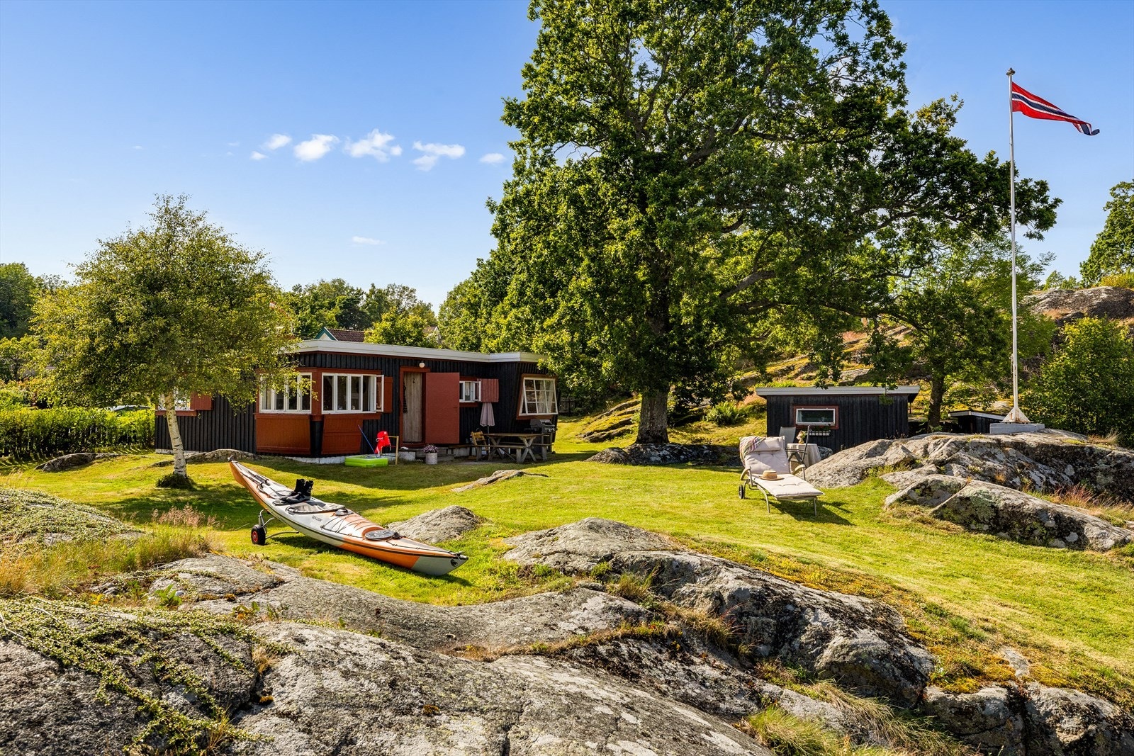 På eiendommen er det bygd en hytte fra 1933, et anneks fra 1990 og en utedo. Galleribilde
