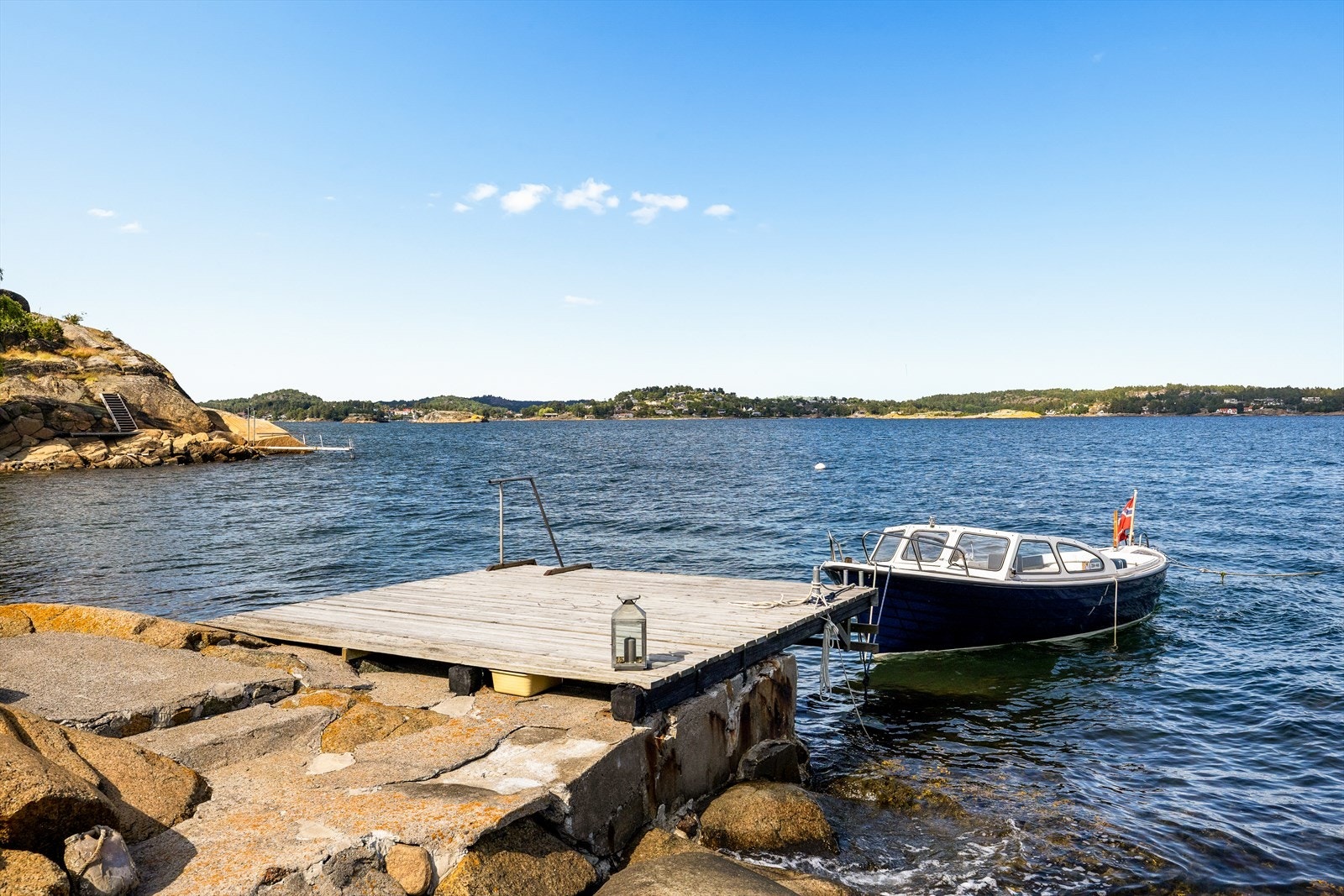 Her er det perfekt å nyte solskinnsdagene med lek og bading, båtturer og utforsking av øyene i skjærgården. Galleribilde