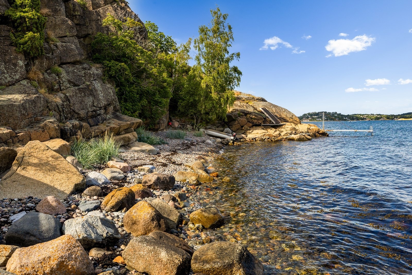 Egen strand med gode badeforhold. Galleribilde