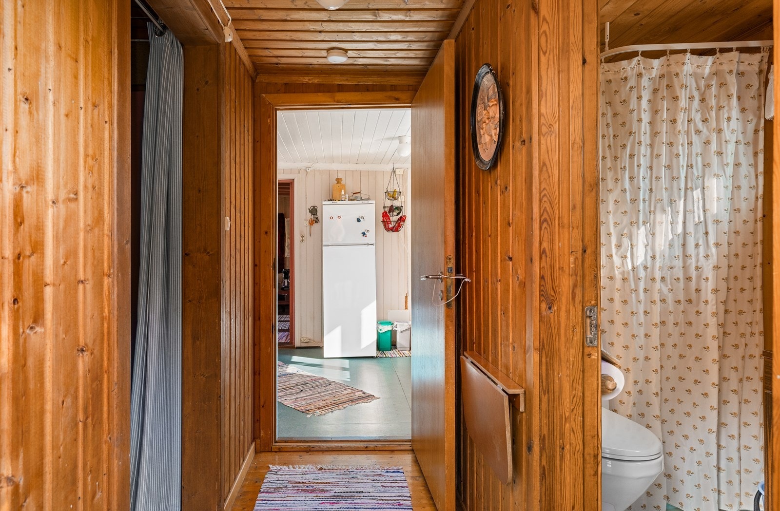 Gangen mot kjøkkenet har også adkomst til badet og det ene soverommet. Galleribilde