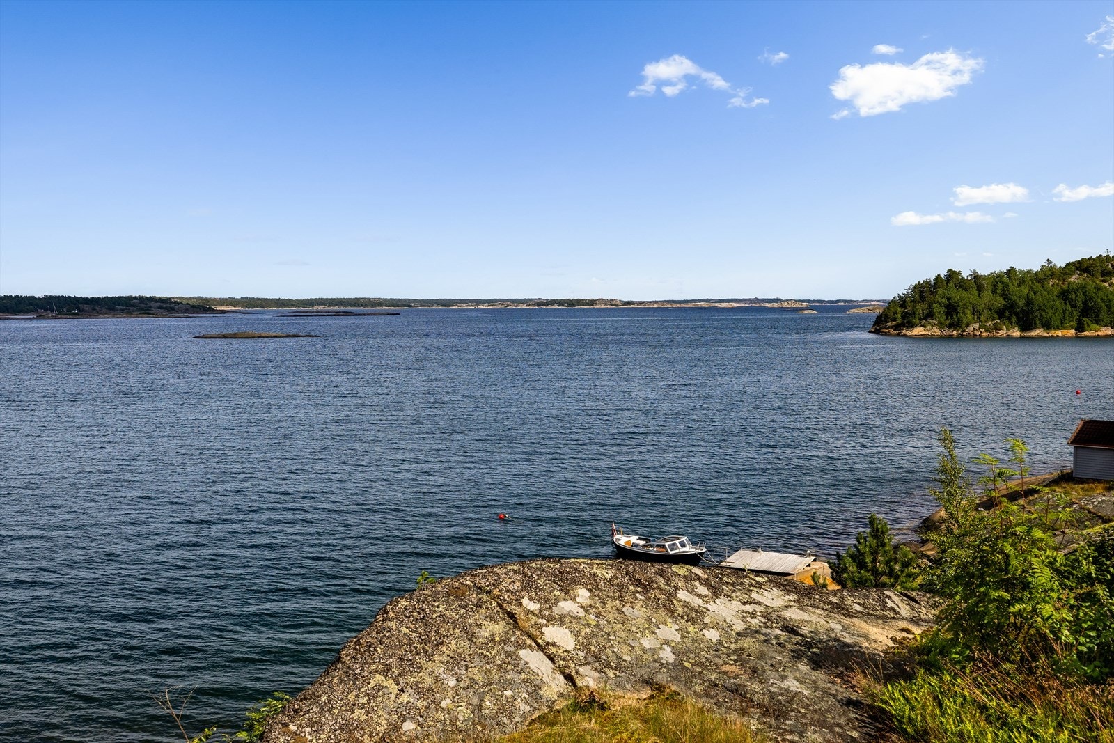 Eiendommen ligger på nordøstsiden av Østerøya og har utsikt i retning Knattholmen og Tønsbergfjorden. Galleribilde