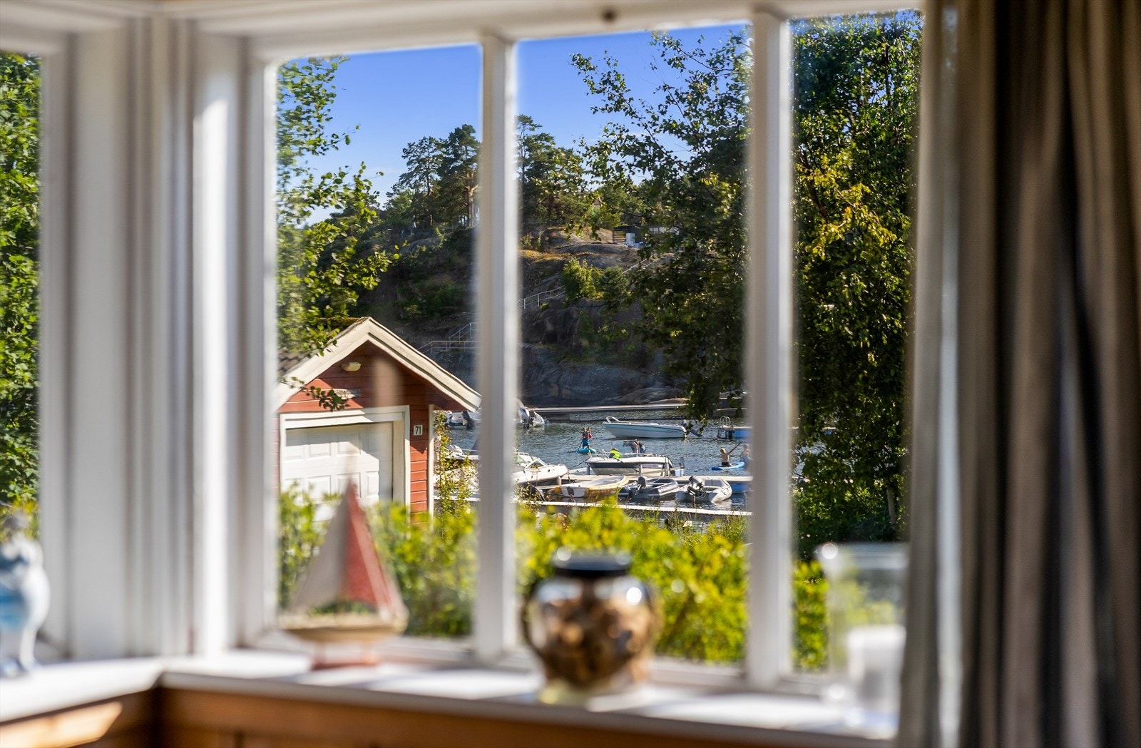 Vinduer mot hjørnene i stuen gir ekstra godt utsyn til skjærgården i flere retninger. Galleribilde