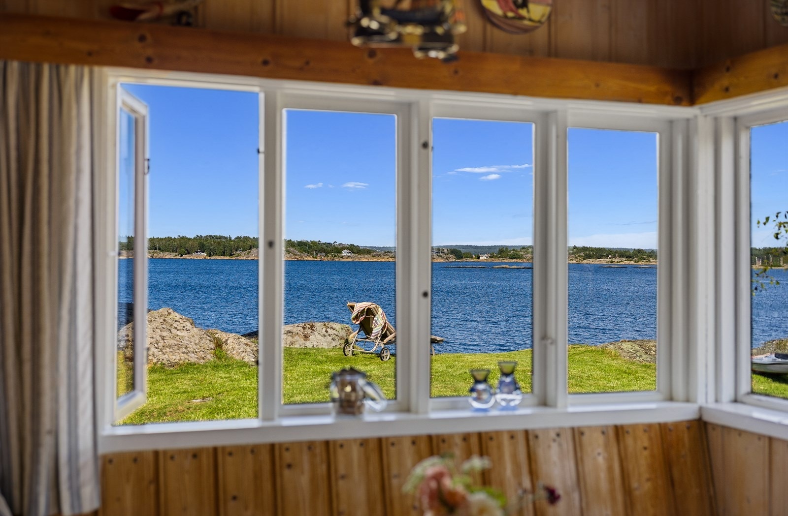 Gode vindusflater i hytta ivaretar den nydelige sjøutsikten på mesterlig vis. Galleribilde