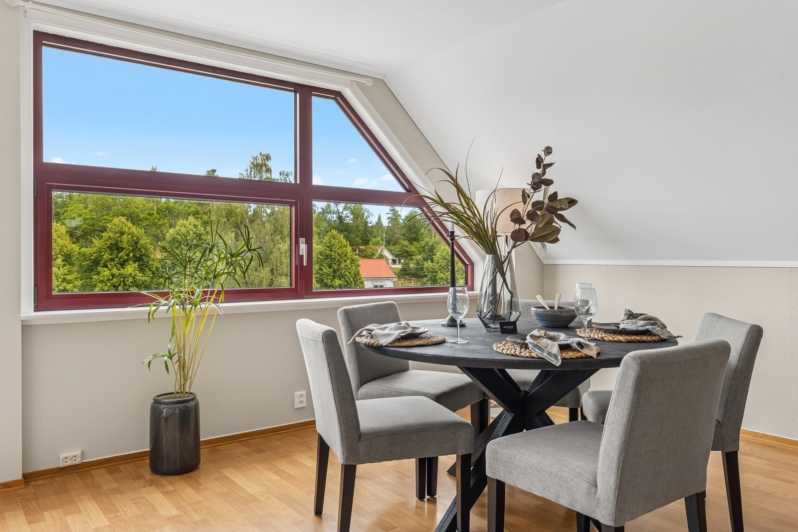 De store vindusflatene slipper inn rikelig med naturlig lys, som fyller rommet og fremhever den lyse og luftige følelsen. Galleribilde