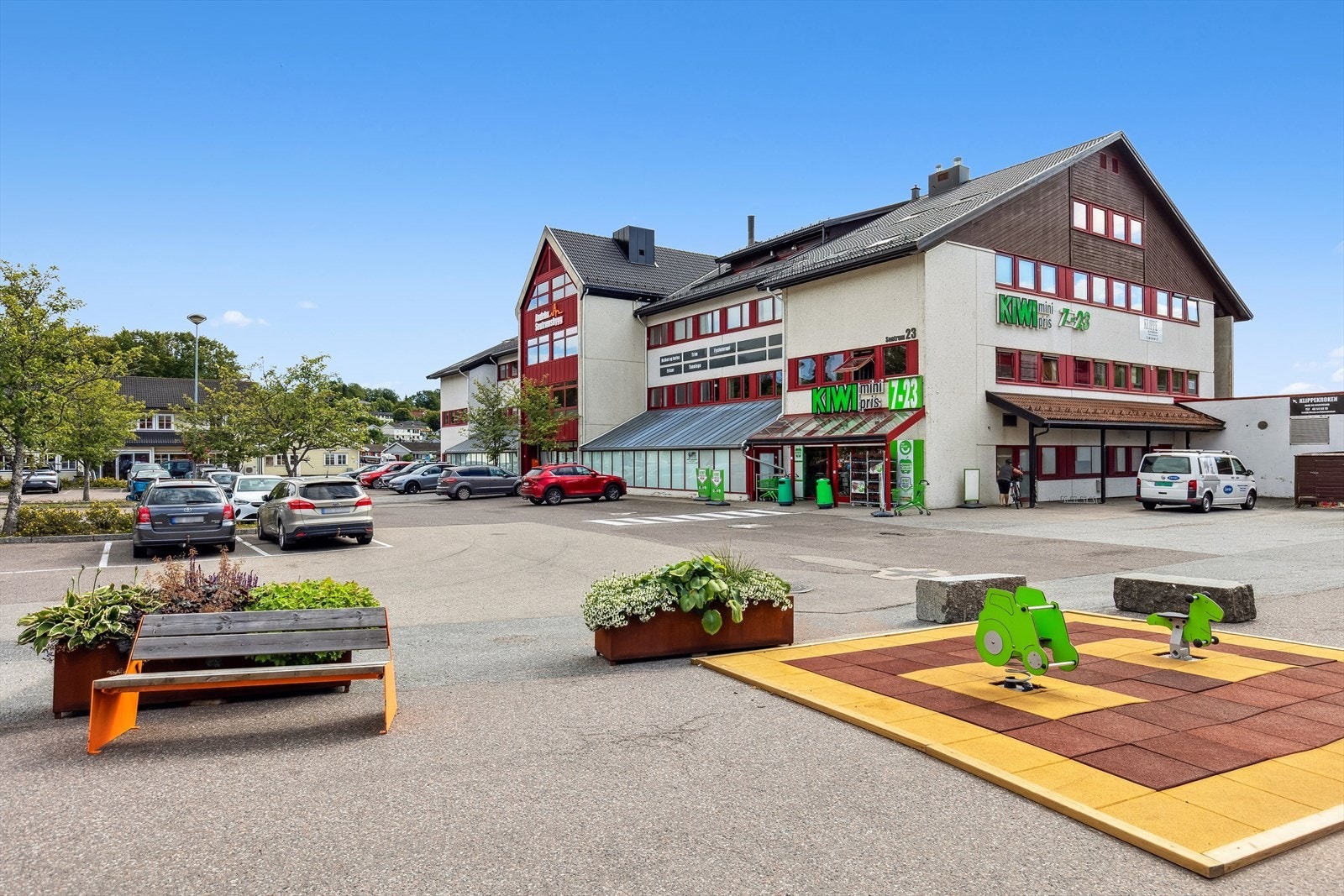 I denne store og velholdte leiligheten får du mye for pengene! Her bor du med butikker og servicetilbud rett utenfor døren - enklere blir det ikke. Taktekking fra 2025 Galleribilde