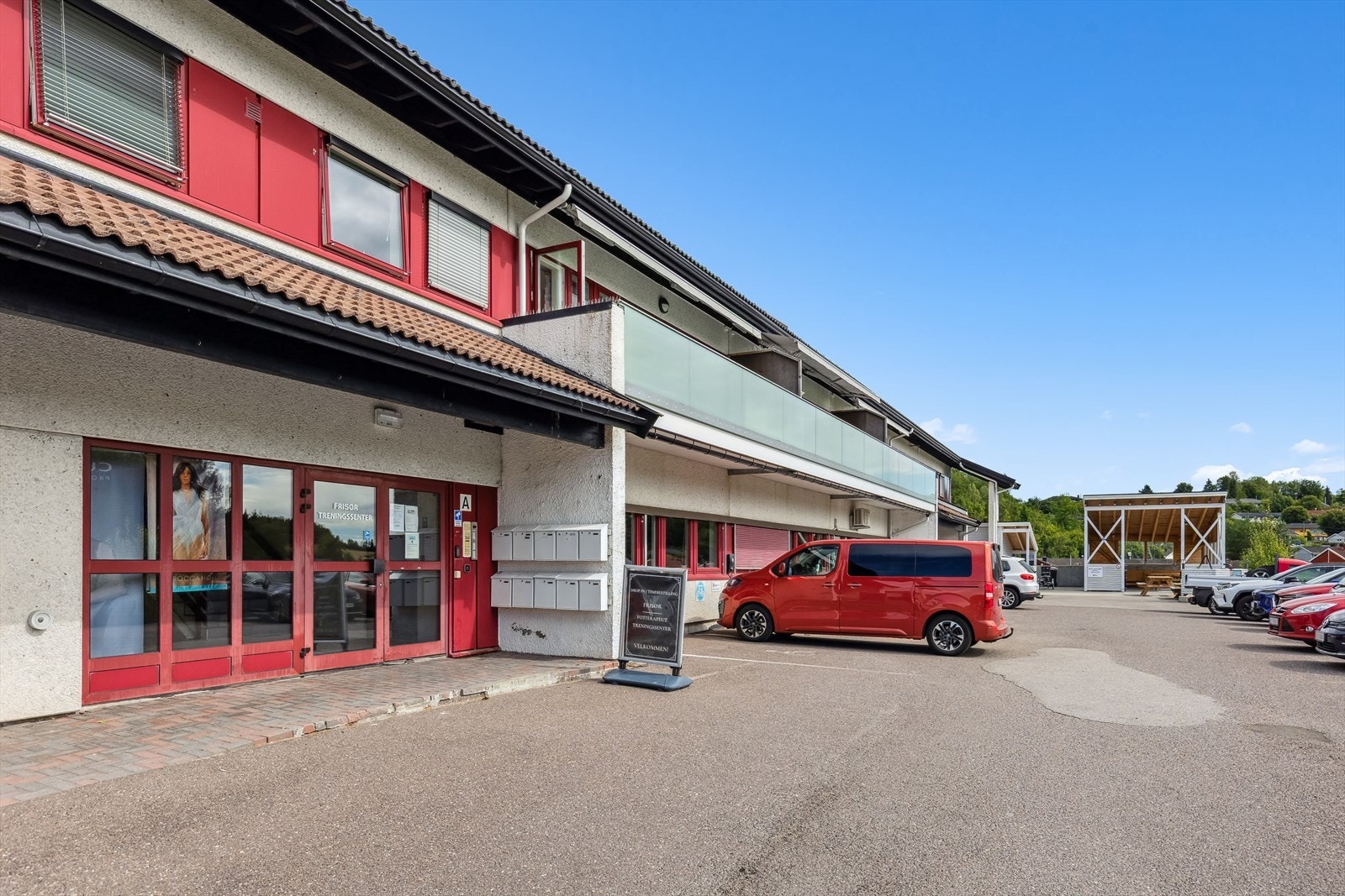Leilighetene i eierseksjonssameiet Andebu Sentrum 23 har enkel adkomst fra parkeringsplassen - matbutikk i underetasjen! Galleribilde