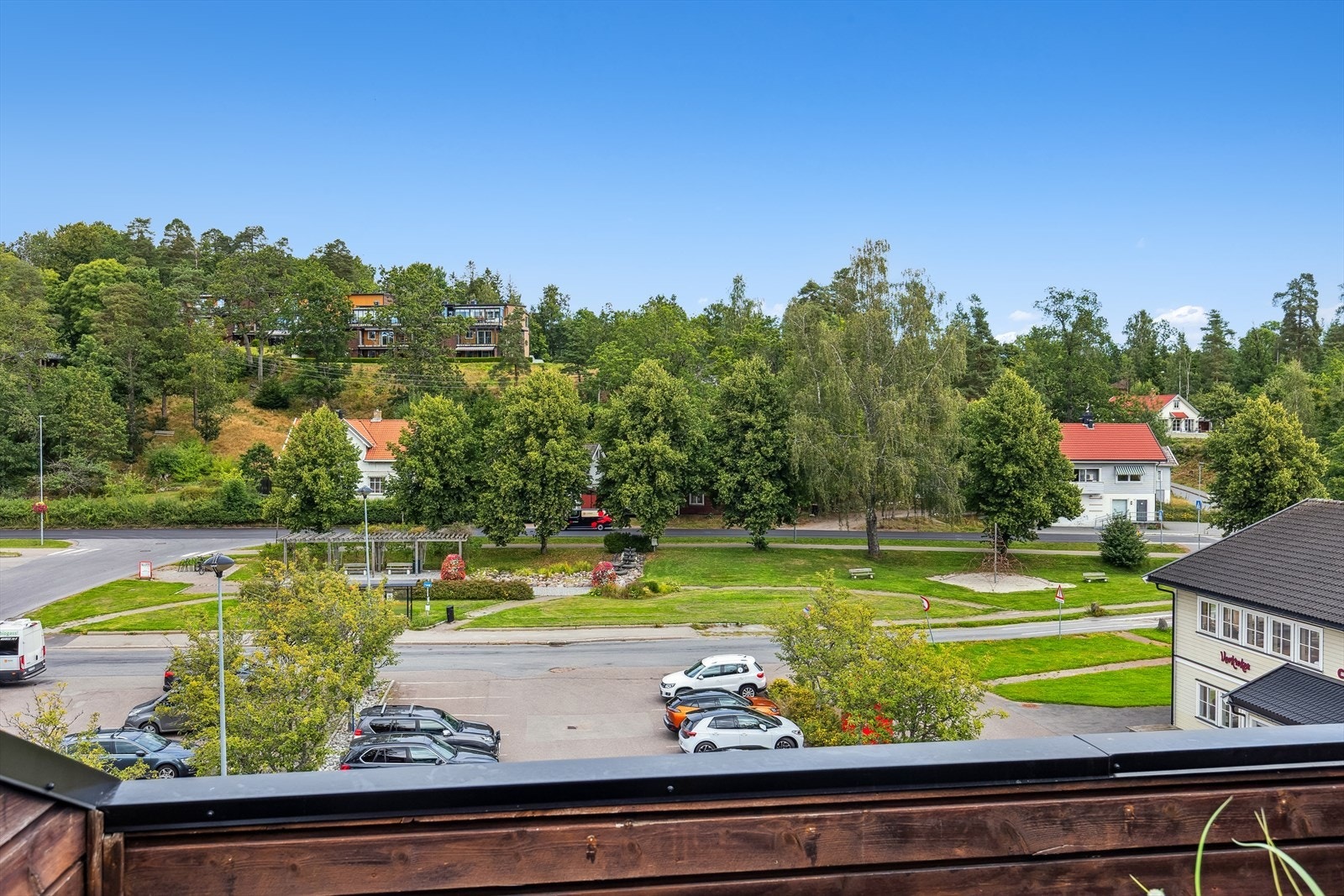 En lun og usjenert balkong med fritt utsyn Galleribilde