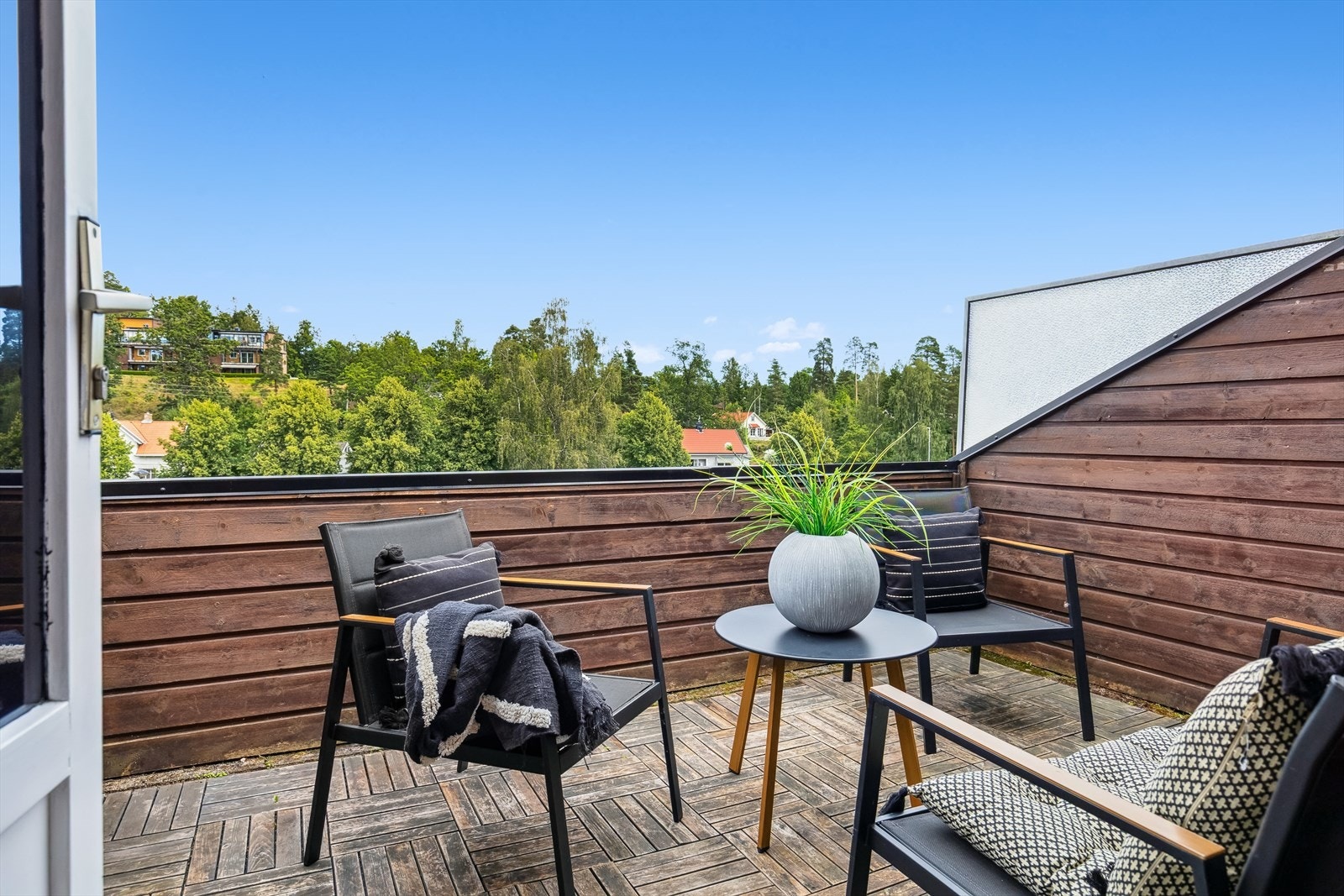 Balkongen i leiligheten vender usjenert mot nordvest og gir rom for både utemøbler og planter, og er ideell for å nyte morgenkaffen, solrike dager og rolige kvelder. Galleribilde