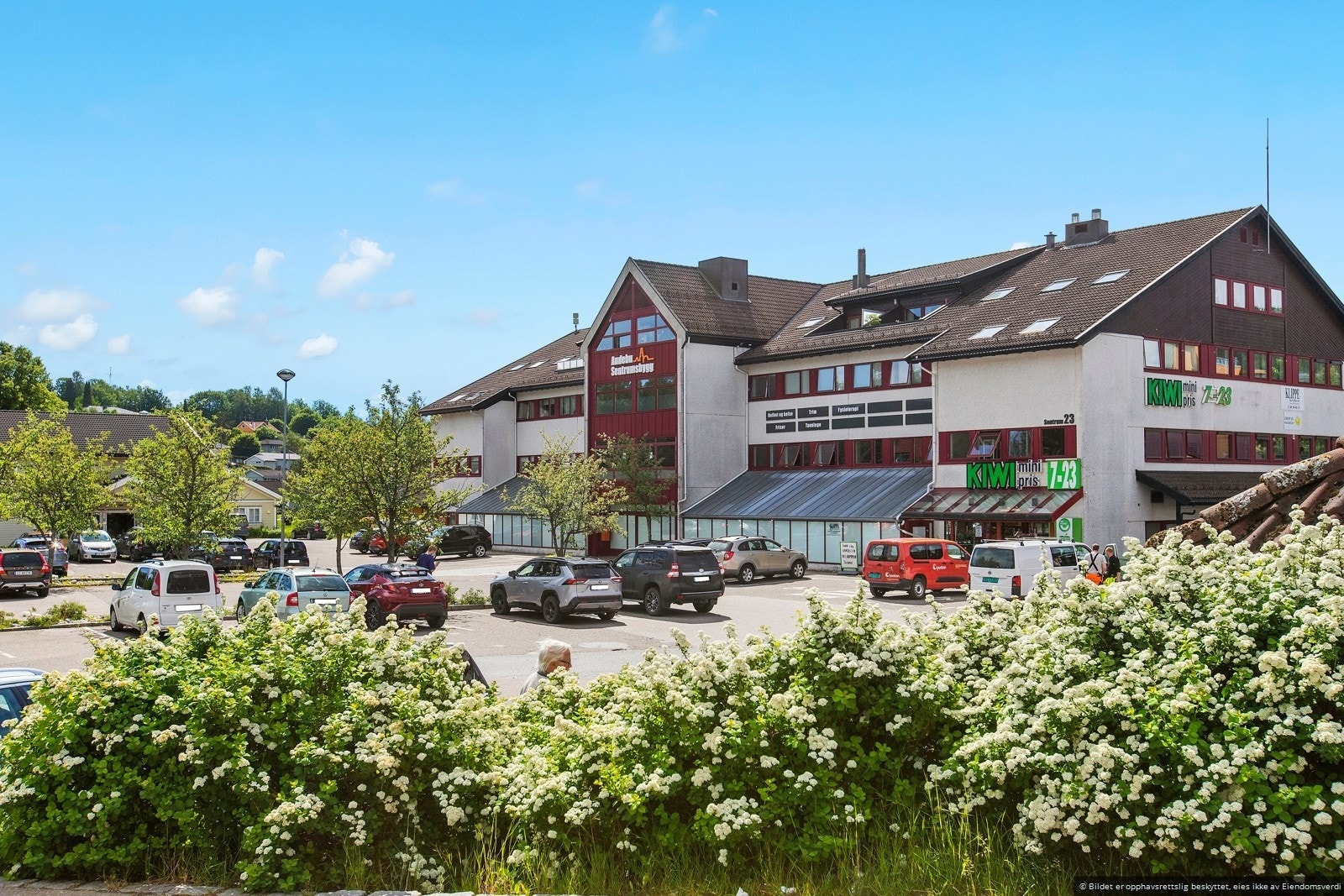 Toppleiligheten har en svært sentral beliggenhet i Andebu sentrum, med kort vei til daglige gjøremål, butikker og servicetilbud. Galleribilde