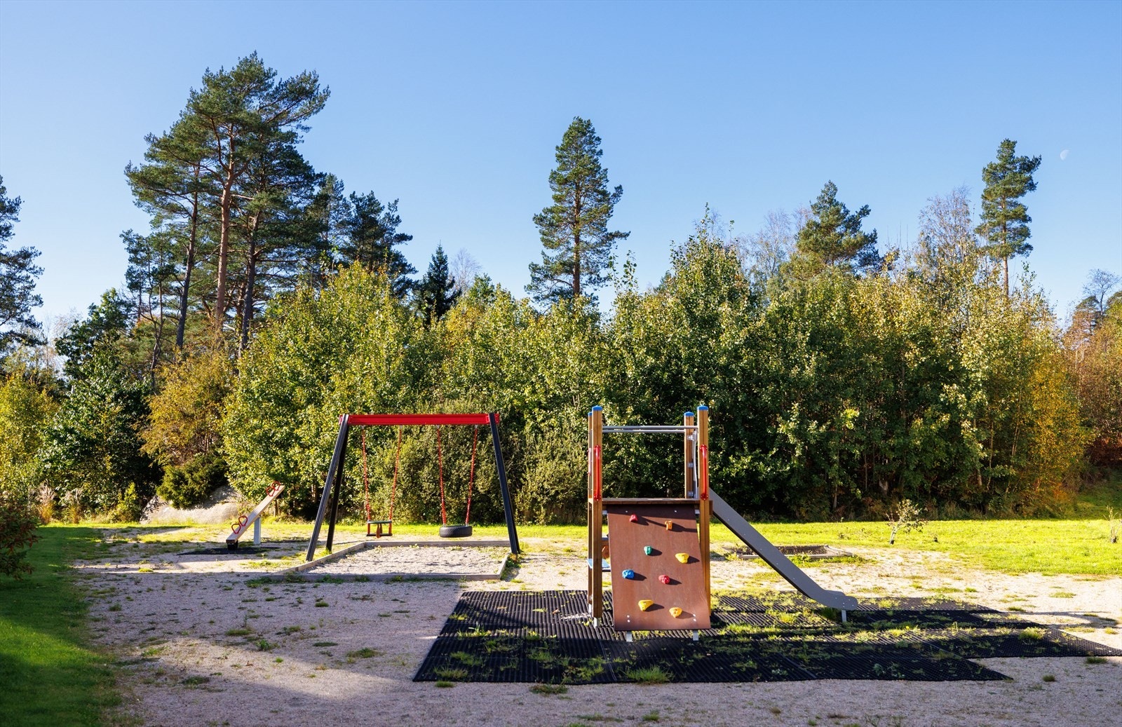 Felles lekeplass i sameiet. Galleribilde