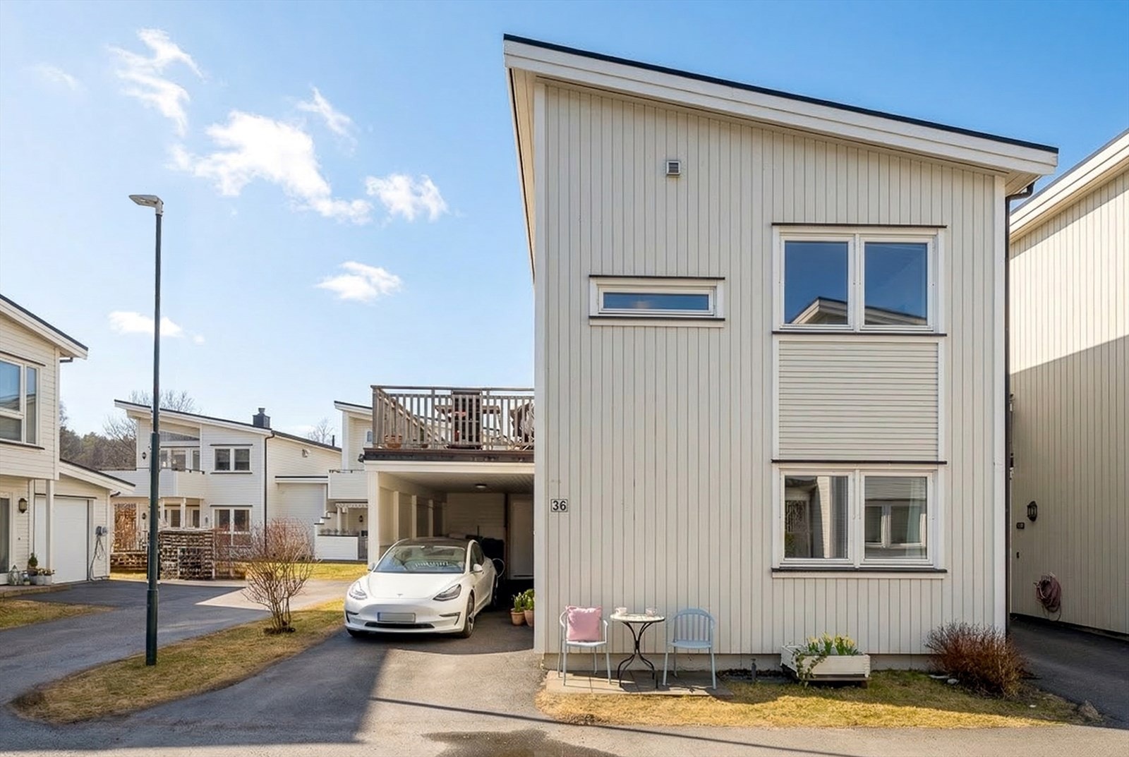 Boligen strekker seg over to etasjer og har privat parkering både i egen carport, med montert elbillader, og på felles gjesteparkering. Foto: Eivind Lauritzen Galleribilde