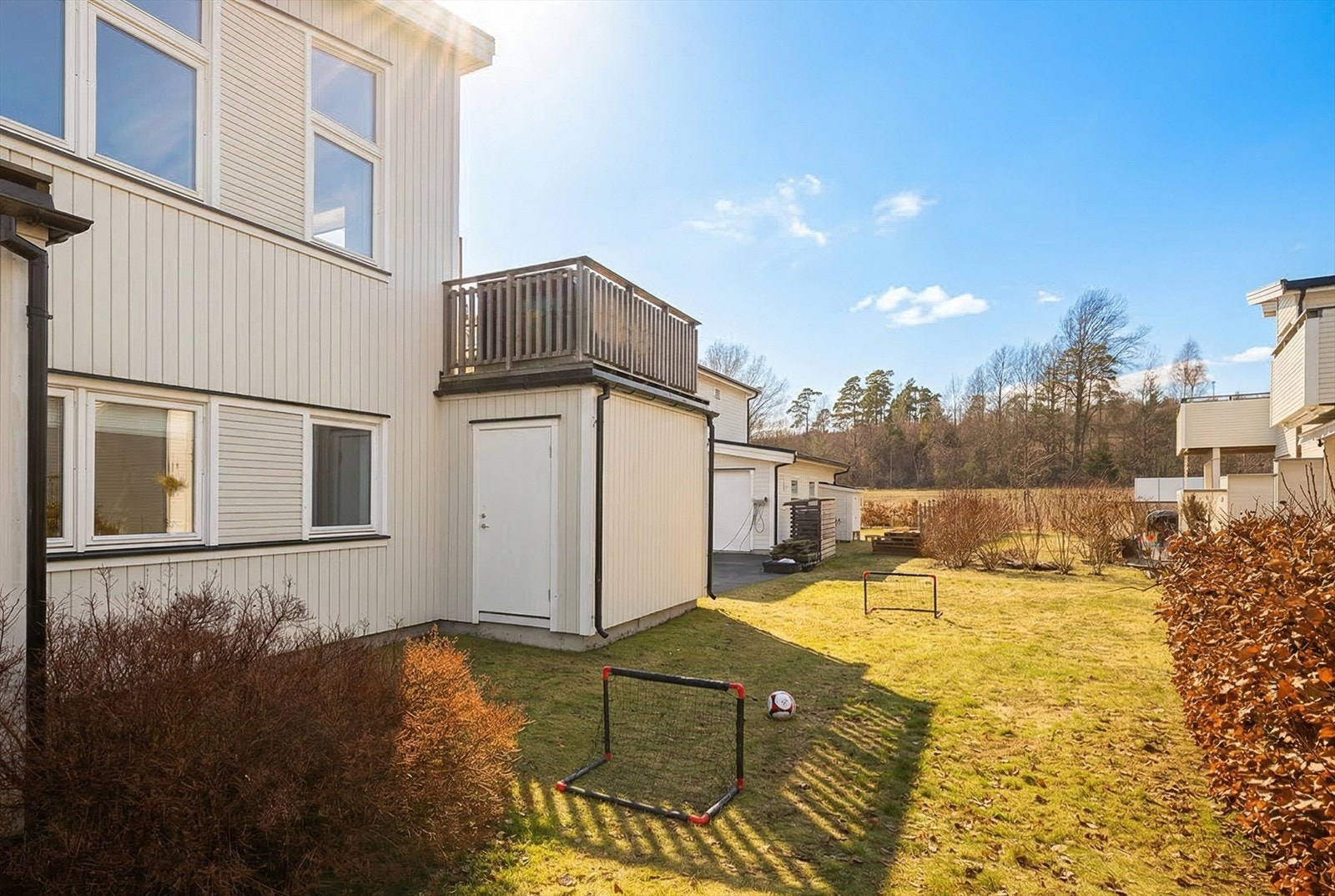 Tomten har egen hage med plass til både lek, fotball og rolige sommerkvelder. Galleribilde