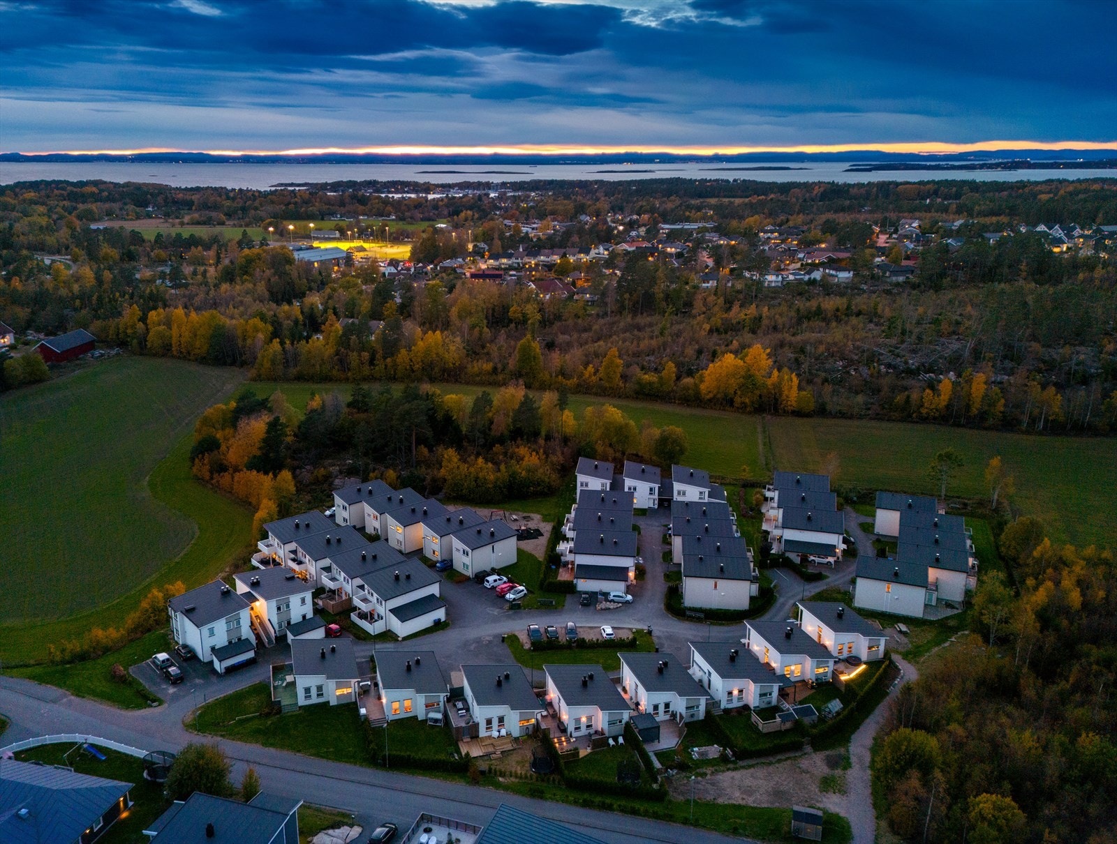 Sameiet ligger i nærhet til barneskole, ungdomsskole og idrettshall/ svømmehall. Galleribilde