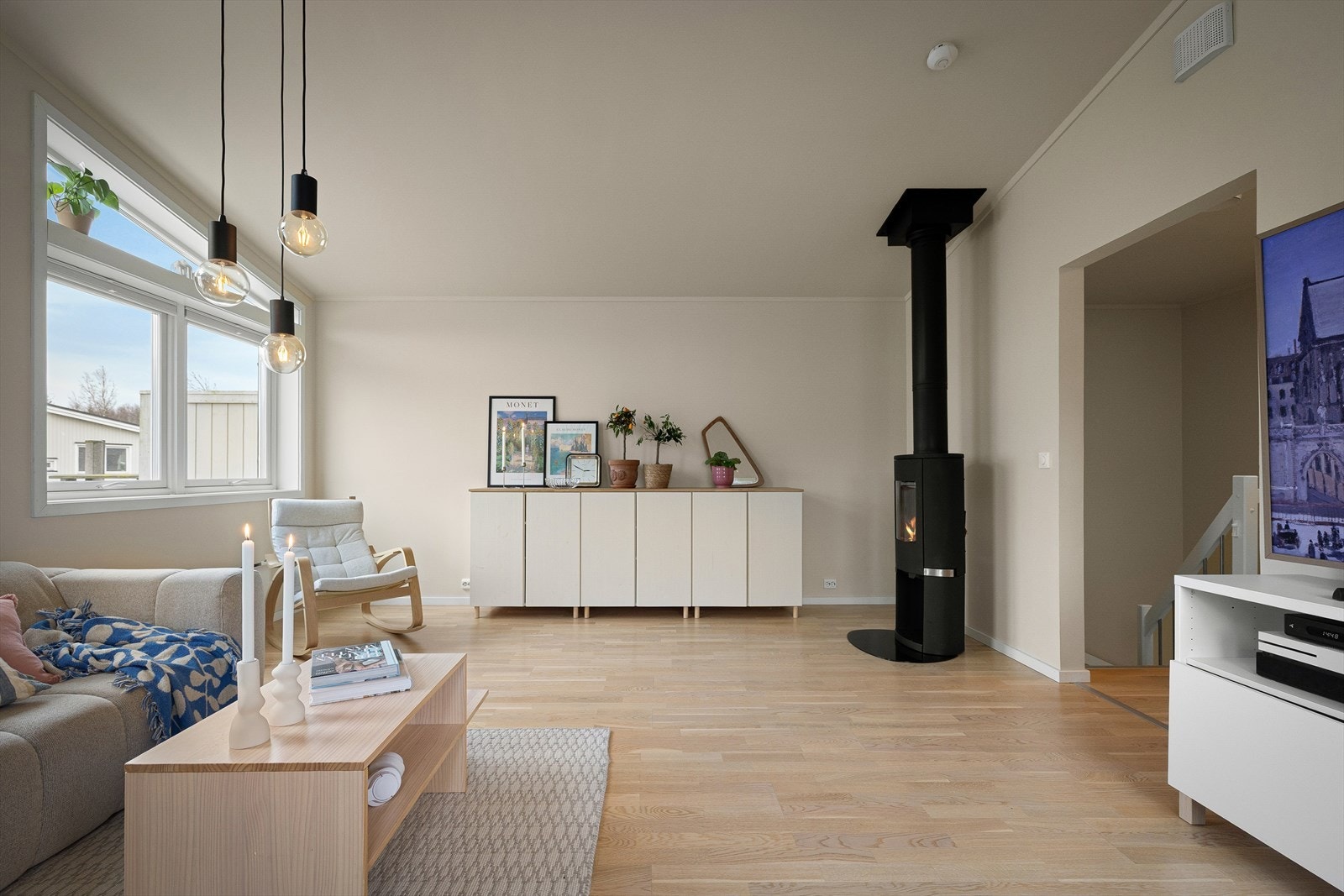 I stuen finnes en lekker peisovn. Den er ikke bare et godt tilskudd til oppvarming, men også innbydende kveldskos. Galleribilde