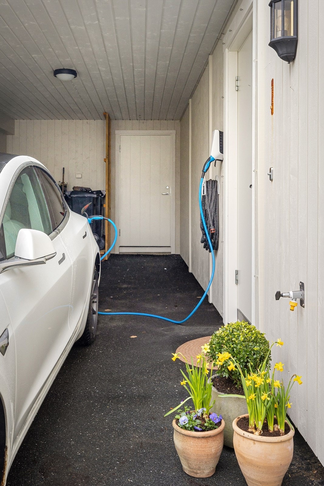 I bakre del av carporten er det en praktisk sportsbod på ca. 6 kvm, samt elbil-lader. Galleribilde