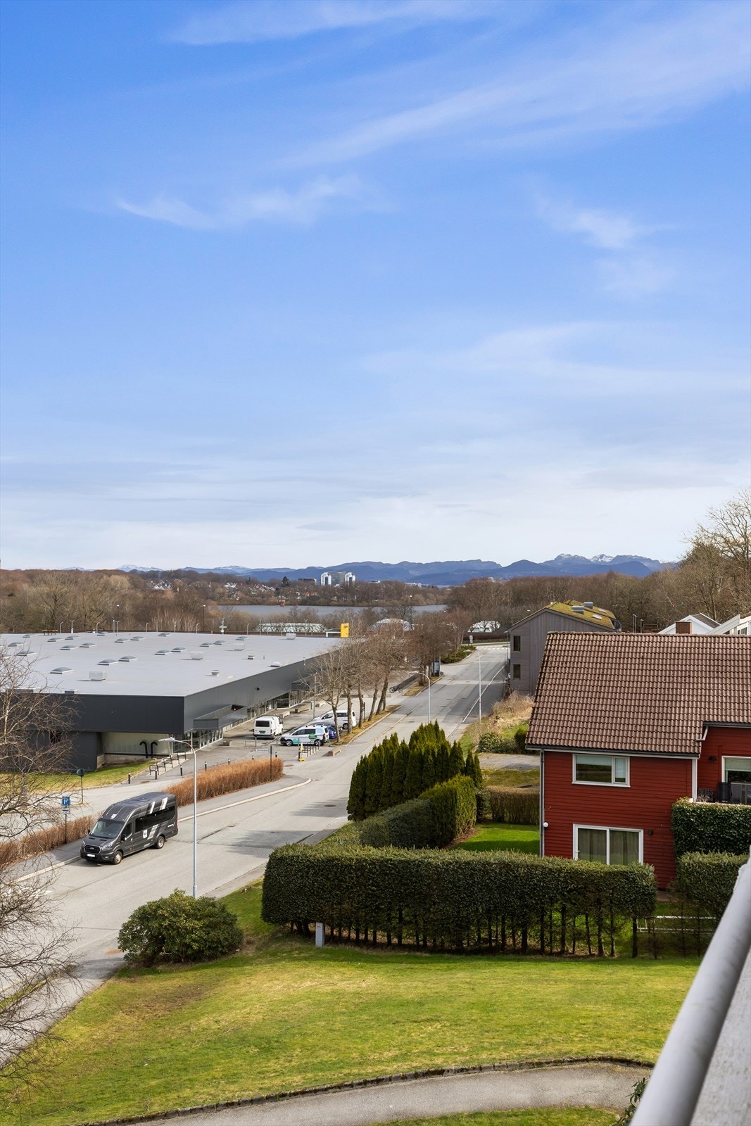 Området har et godt kollektivtilbud, med bussholdeplass ved Tjensvoll krysset og Tjensvoll kirke kun en kort spasertur unna. Galleribilde
