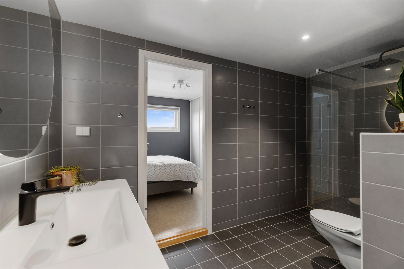 Badet har direkte adkomst fra hovedsoverommet, en praktisk en-suite løsning. Galleribilde