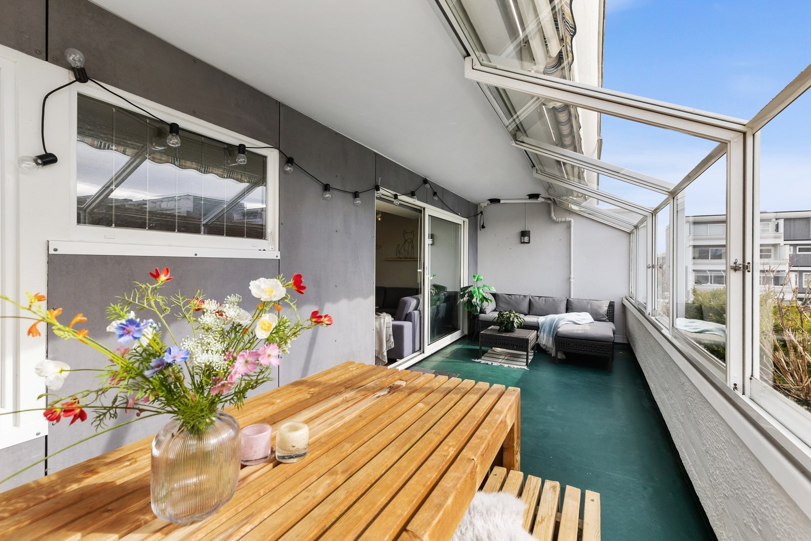 Her er det rikelig med plass for både en sittegruppe og et spisebord. Skyvedørene i glass kan åpnes helt, og gjør balkongen til en åpen uteplass på varme dager. Galleribilde