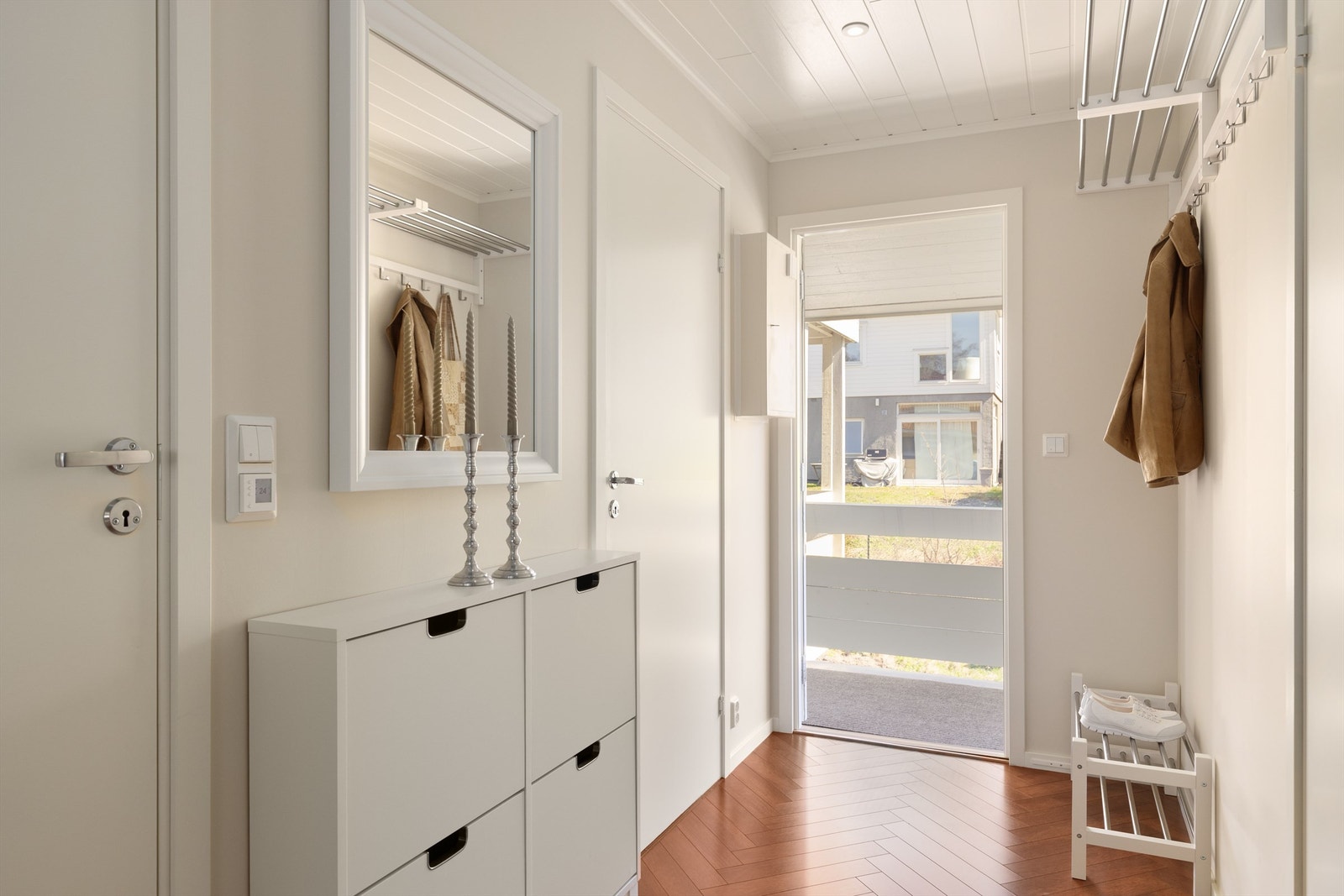 Entré med plass til klesoppheng og skoskap Galleribilde