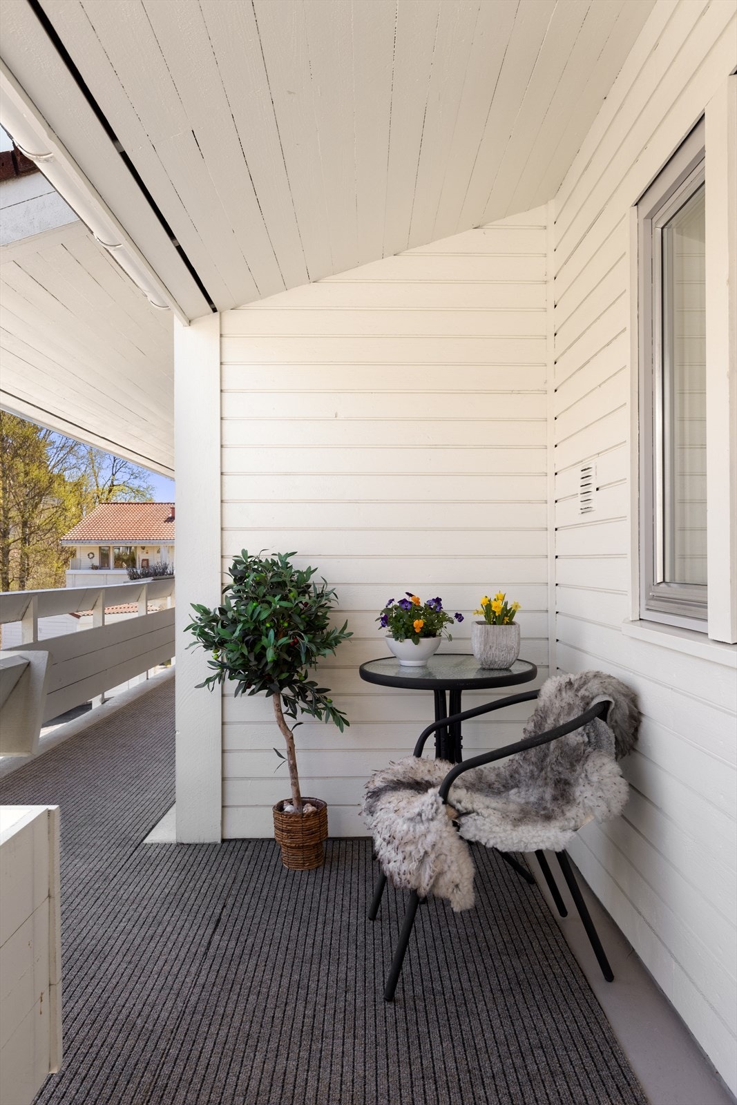 Hyggelig plass til kafébord ved leilighetens inngangsparti Galleribilde