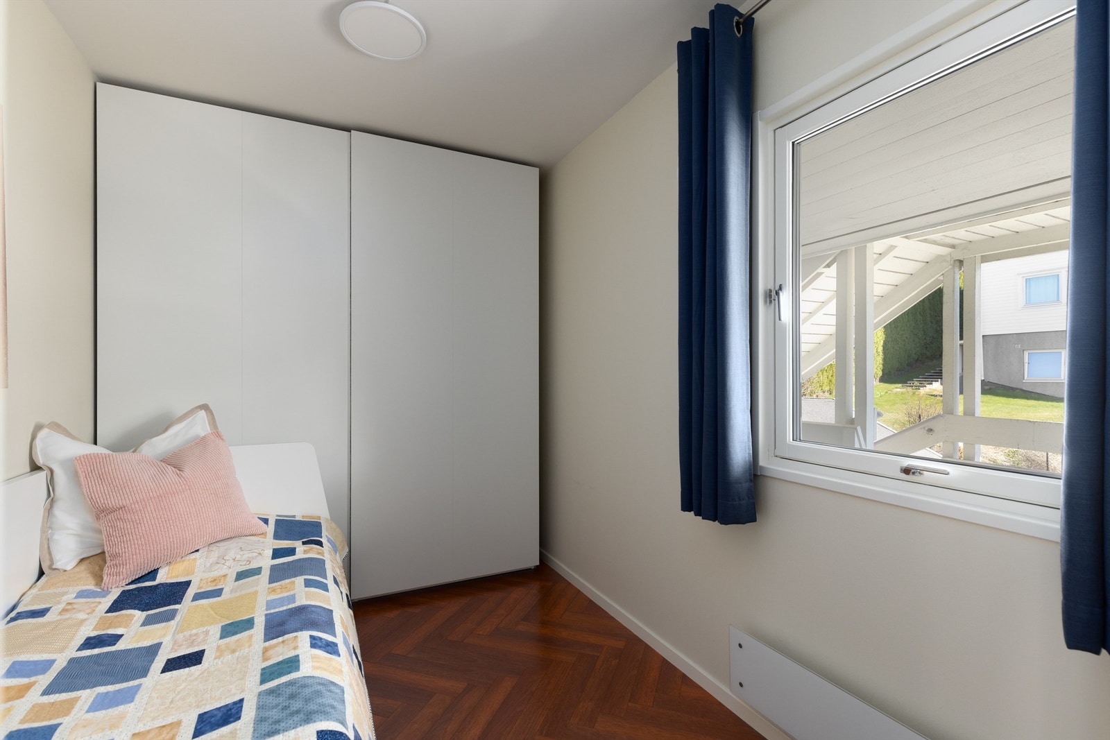 Soverom 2 har også fin størrelse og godt med oppbevaringsplass i skyvedørsgarderobe Galleribilde