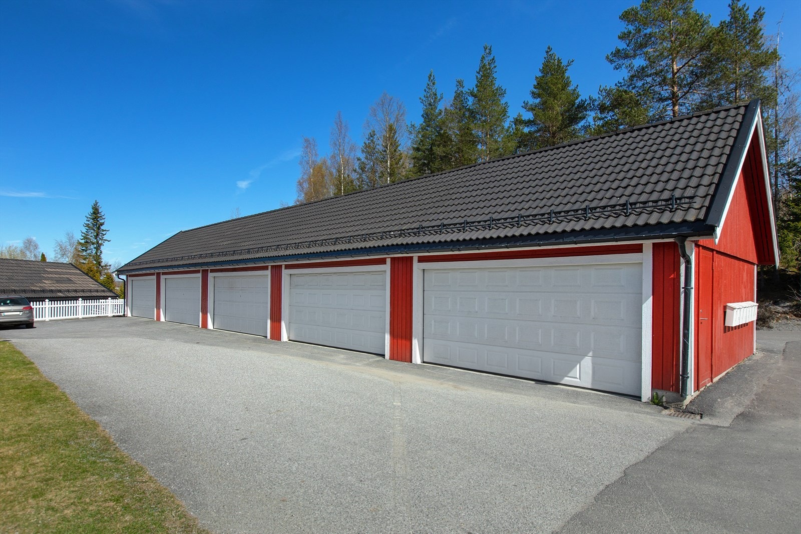 Til boligen hører en dobbelgarasje. Galleribilde