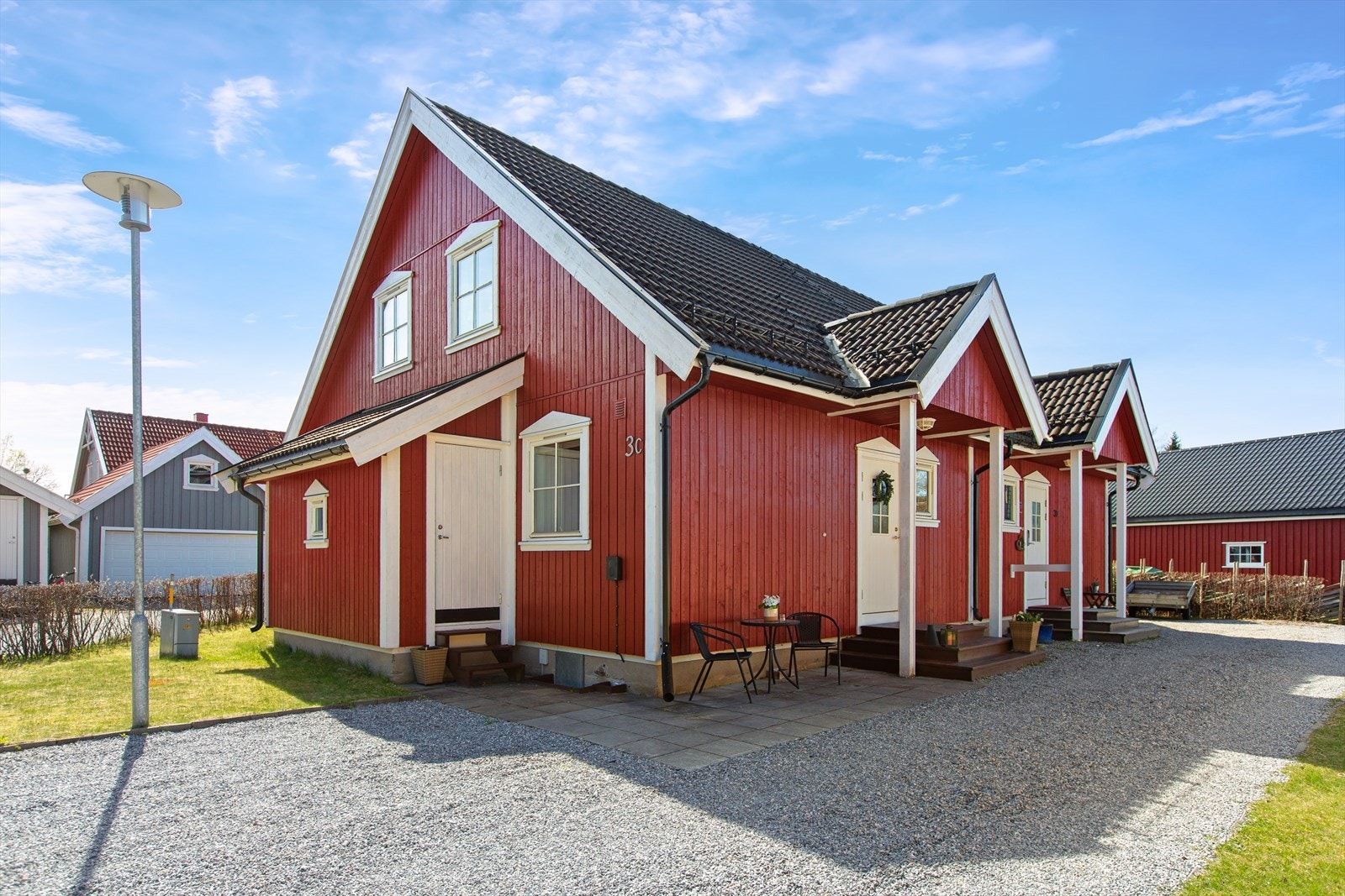 Boligen ligger i et etablert og rolig nabolag med kort vei til skoler, barnehager og turområder. Elbillader montert på husveggen. Galleribilde